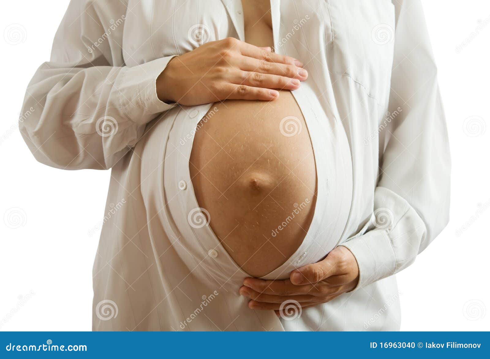 Выделяется из груди при беременности. Живот на 9 месяце.