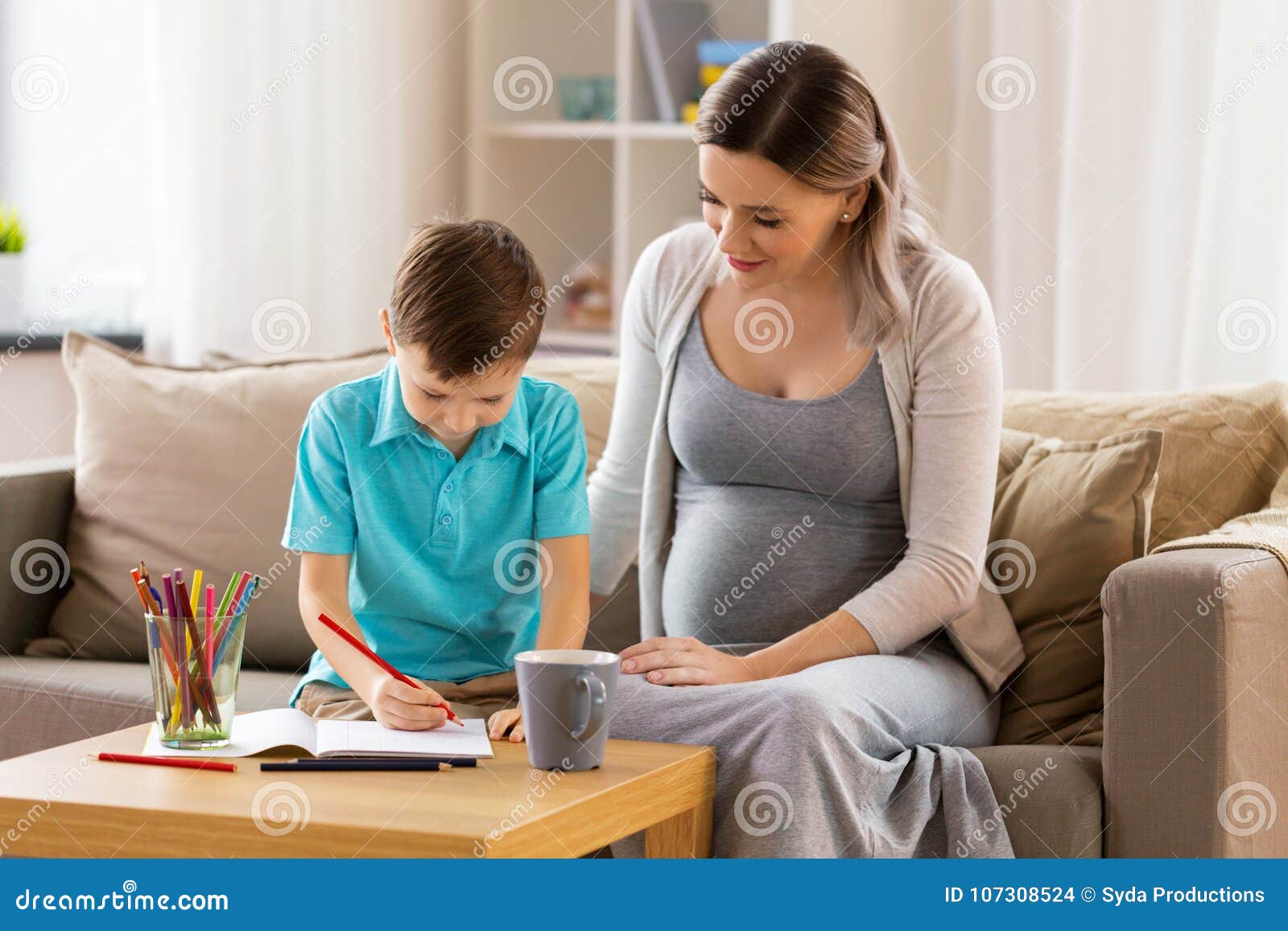 Сын помог маме с русским переводом. Сын помог маме забеременеть. Happy Family with pregnant mother at Home. Беременной маме помогает сын. Сын помогает маме забеременеть видео.