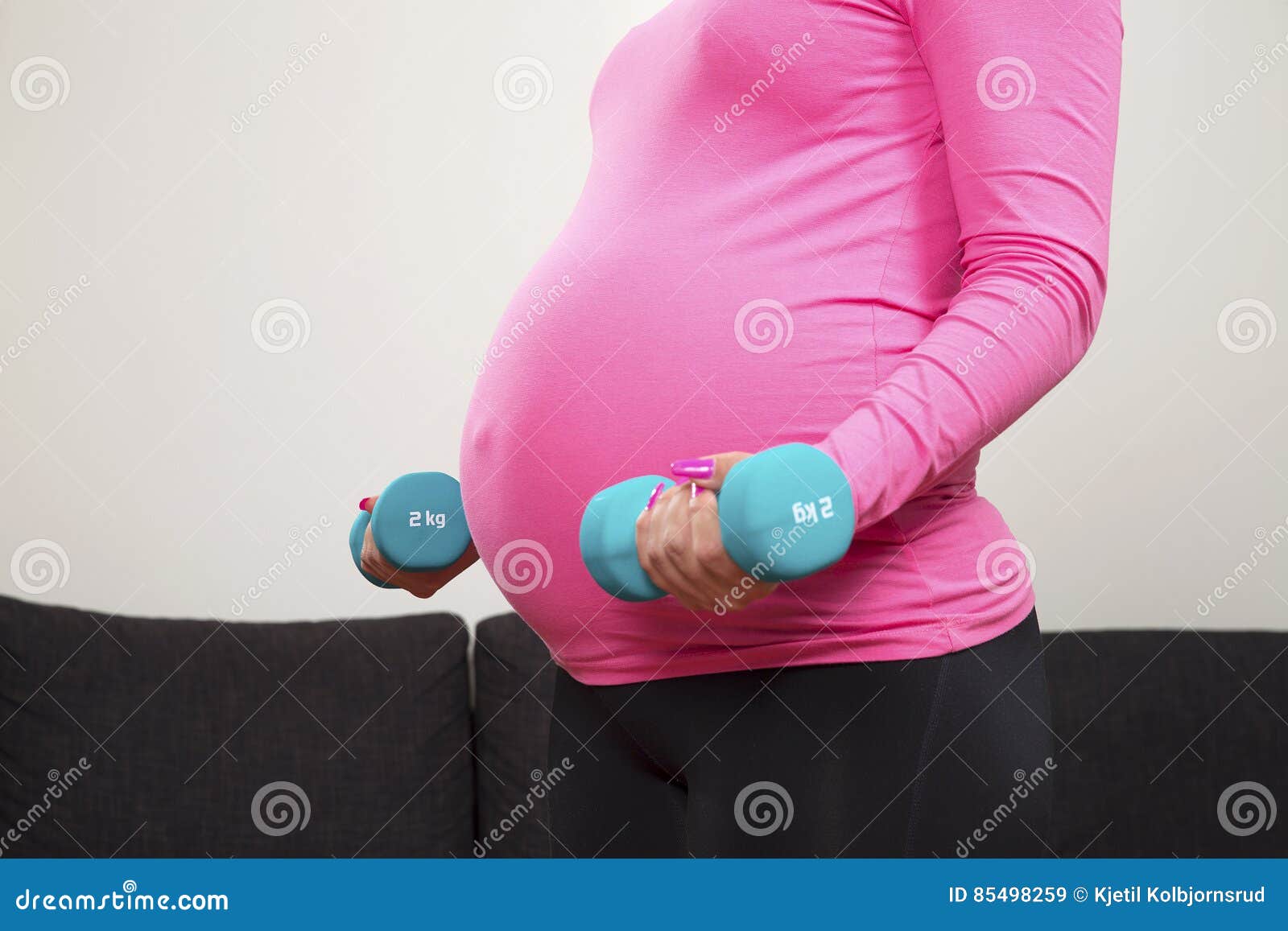 можно ли беременным надувать шары. мяч надувной видеозаписи. можно ли беременным надувать шары. девушка надувает жвачку. шар для беременных.