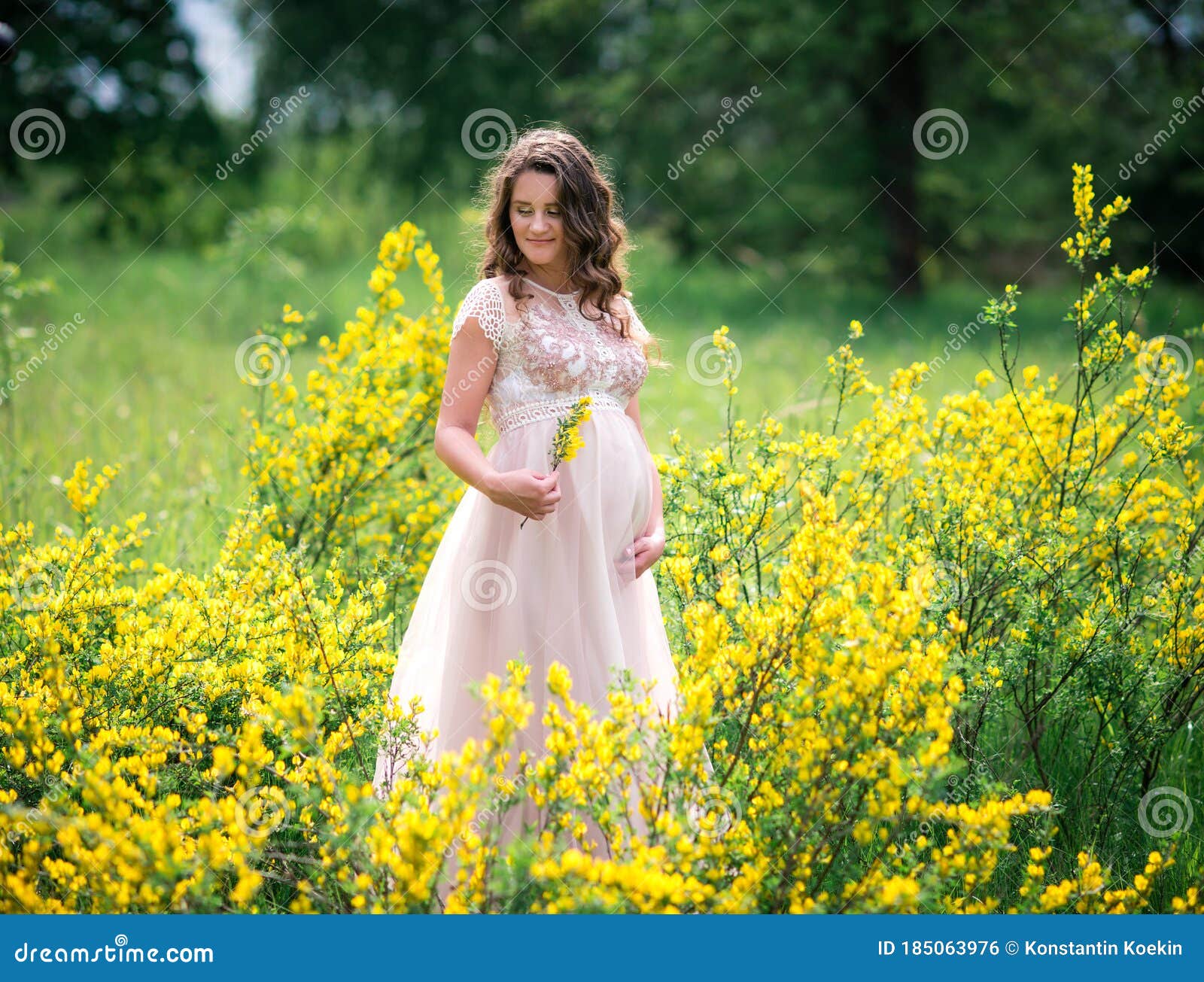Женщина в цветущем жёлтом поле
