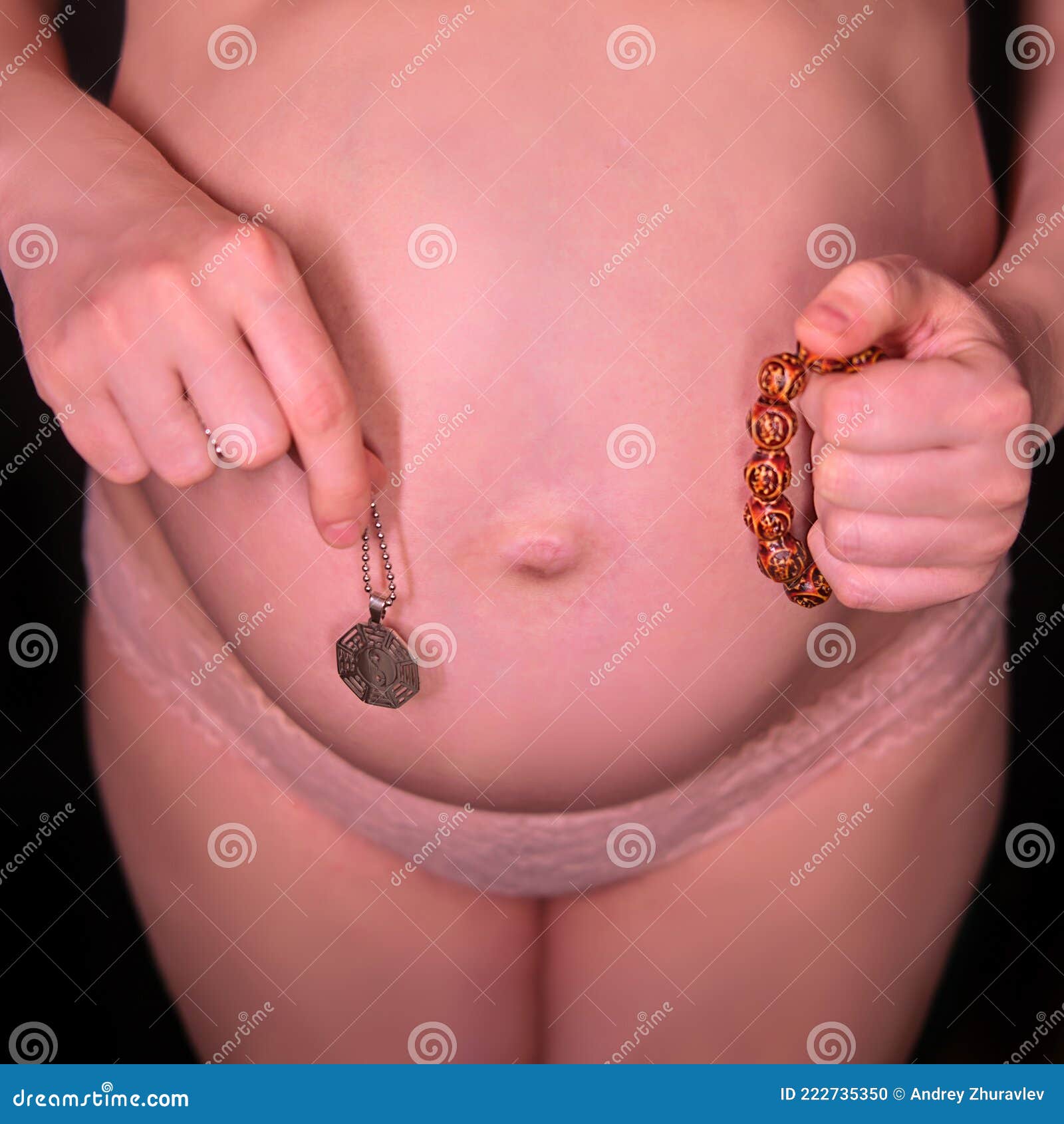 беременные голые животик и рука с символом буддийской веры и кисти с иероглифами Стоковое Фото - изображение насчитывающей кавказско, рука: 222735350