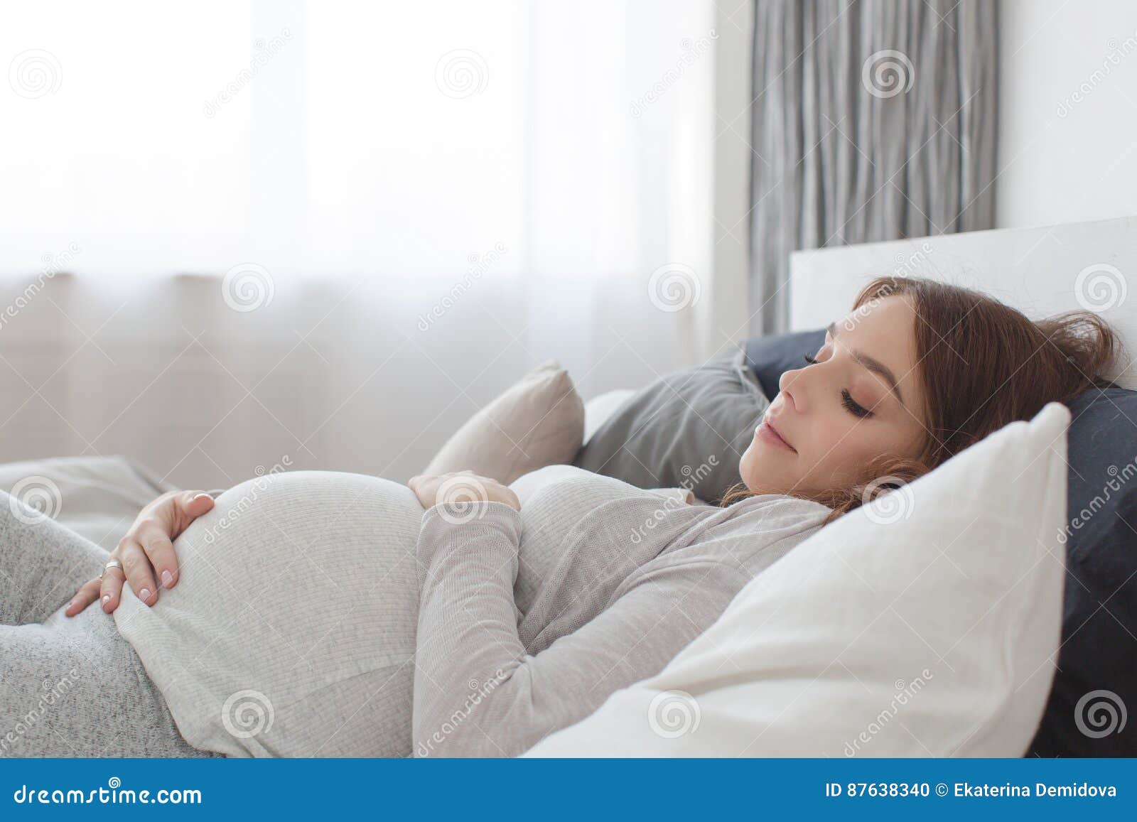 Беременность в постели. Беременных женщина на постели.