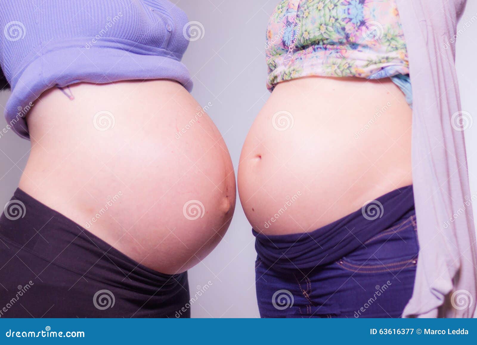 Вторая беременность 39. Вторая беременность. Животики беременных двоих. 2 Беременные девушки.