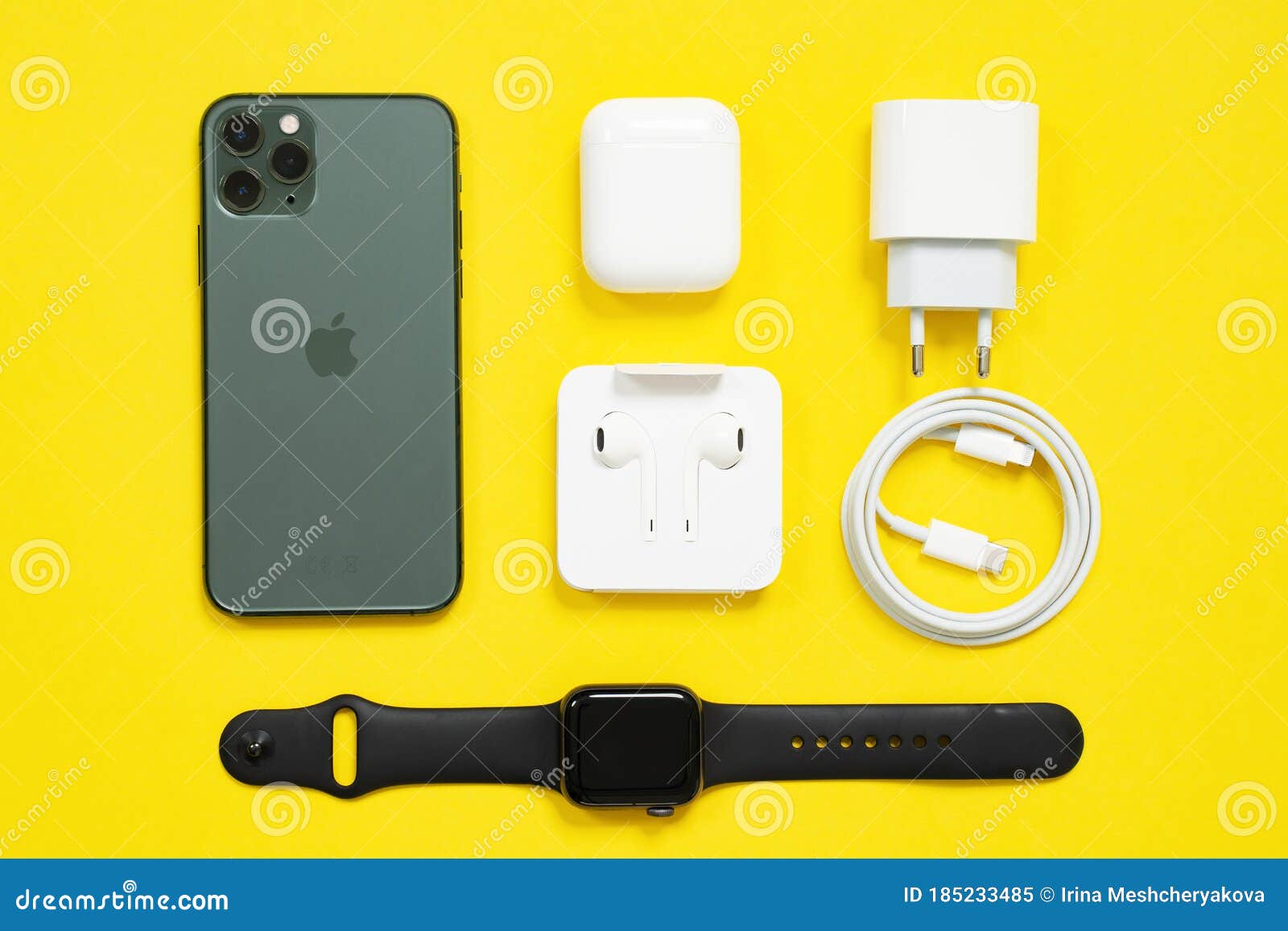Беспроводные наушники Airpods Iphone мобильных телефонов в коробке с часами  S4 Apple дела с кабелем Usb молнии группы спорта Редакционное Изображение -  изображение насчитывающей рекламодателя, редакционо: 185233485