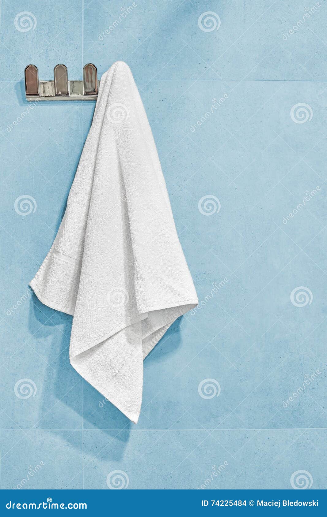 Полотенце висит. Полотенце висит на стене. Белое полотенце висит. Полотенце на стене. Полотенце весит