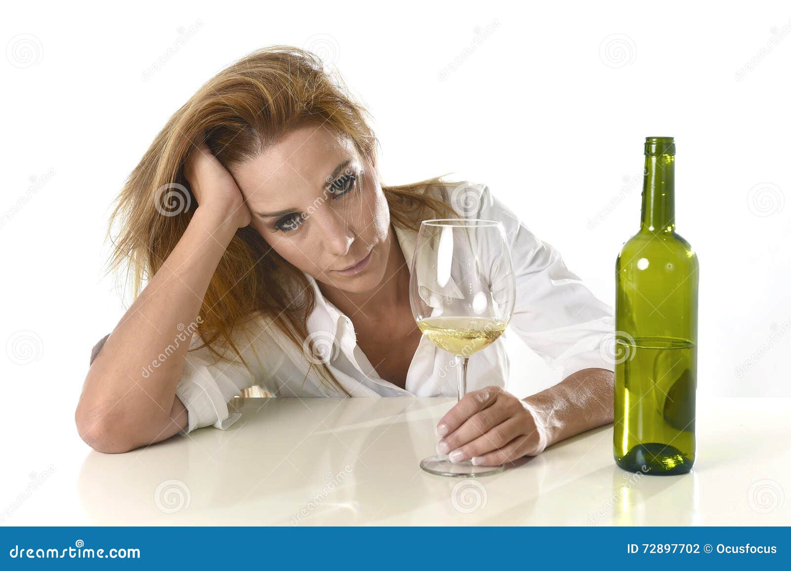 Девушка после выпитого. Пьющая женщина. Женщина пьет запоями. Девушка с белым вином.