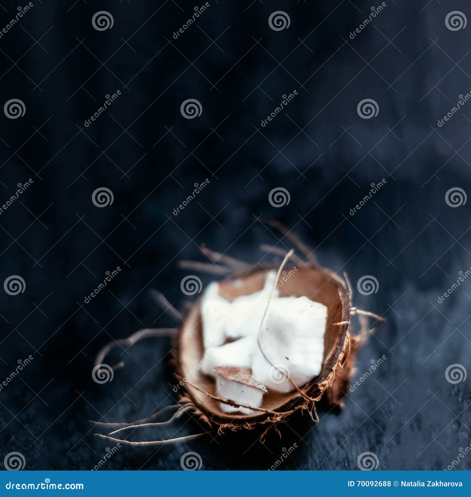 Кокос на черном фоне
