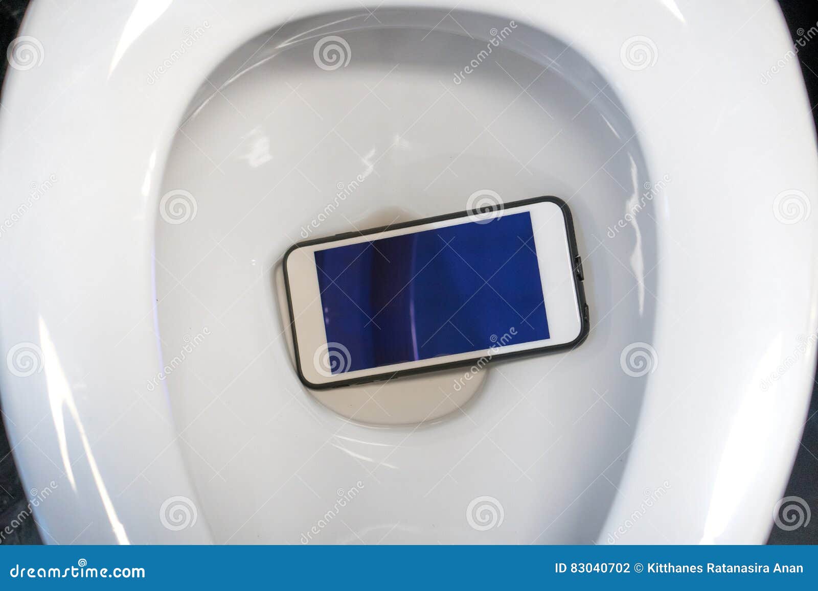 Что в телефоне в туалете делать. Унитаз смартфон. Айфон в туалете.