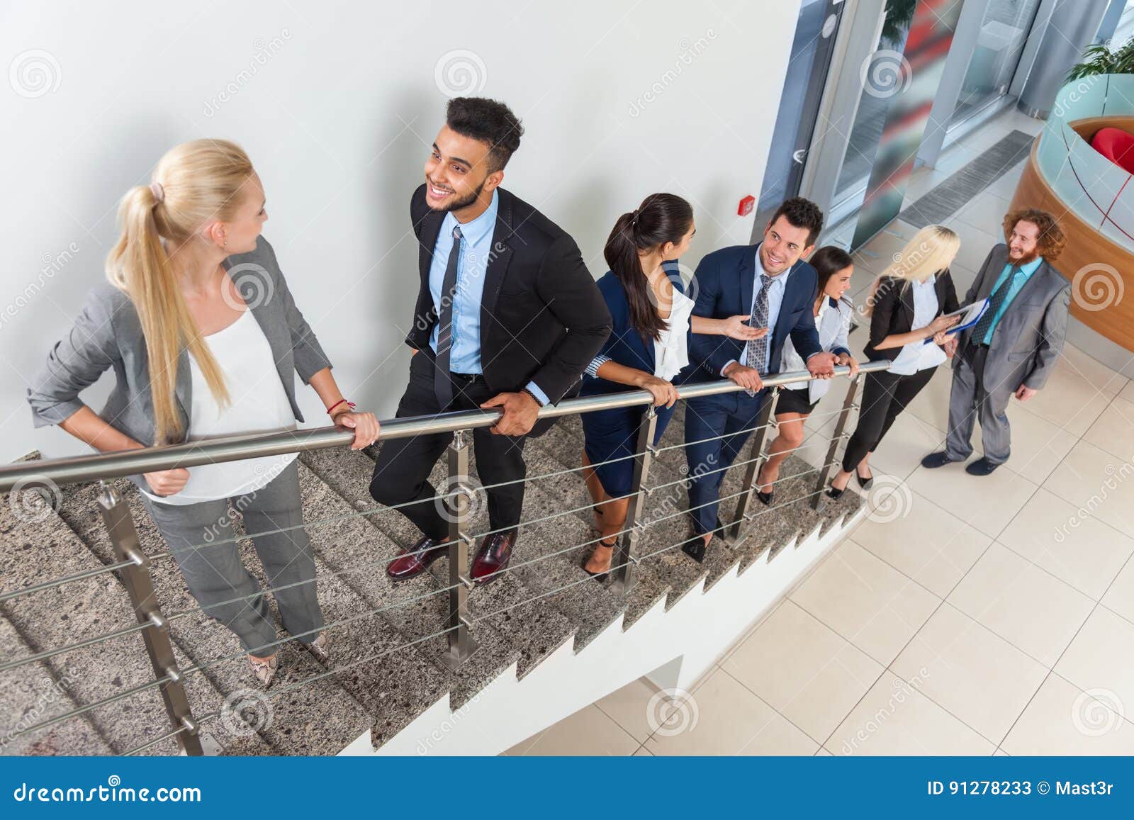 Бизнесмены групповой встречи обсуждая план связывая, говоря лестницы  проекта прогулки вверх Стоковое Изображение - изображение насчитывающей  обсуждение, люди: 91278233