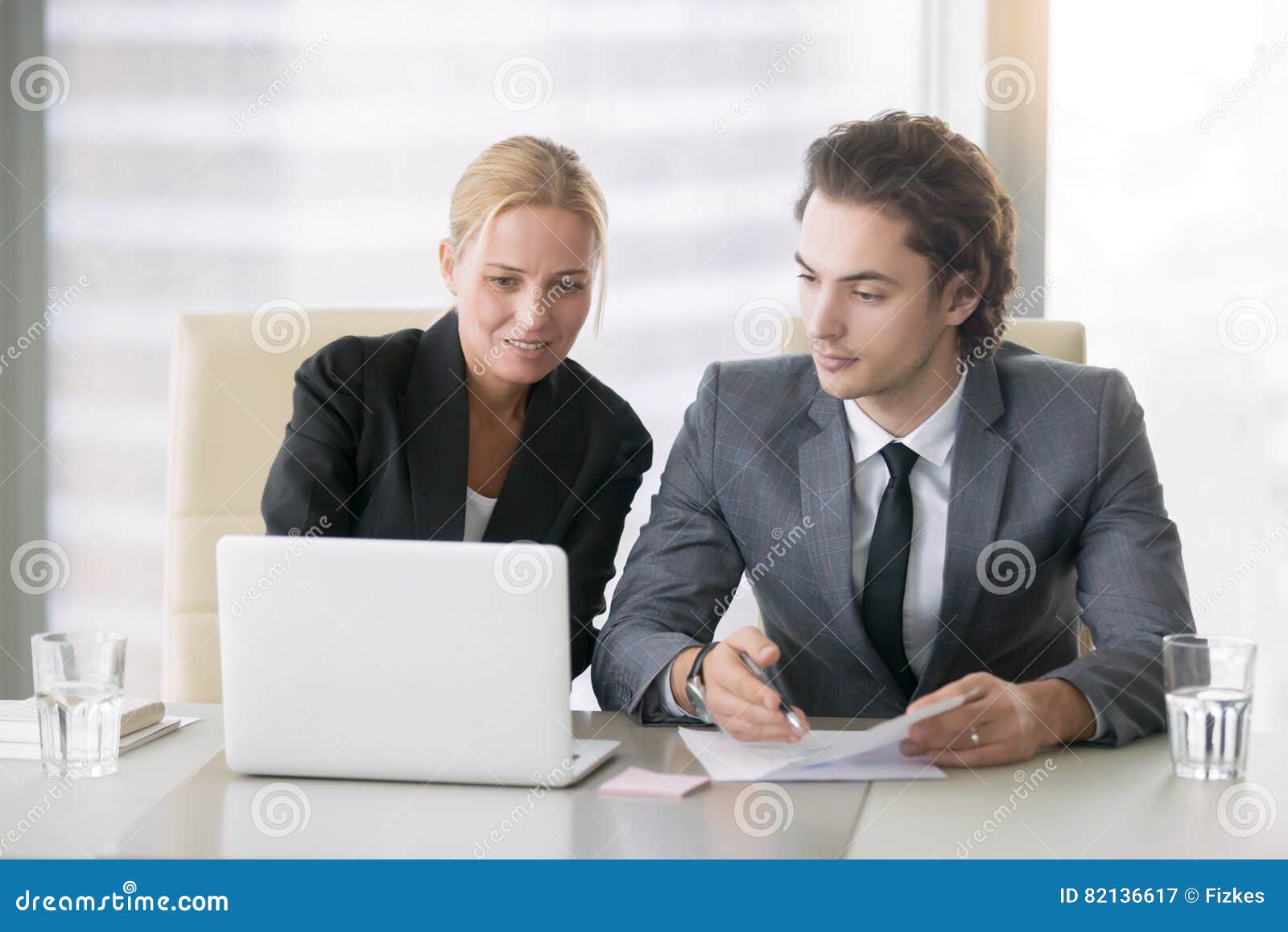 На работе втроем. Работа в офисе. Мужчина и женщина на собеседовании. 2 Бизнесмена фото. Костюм на собеседование мужчине.