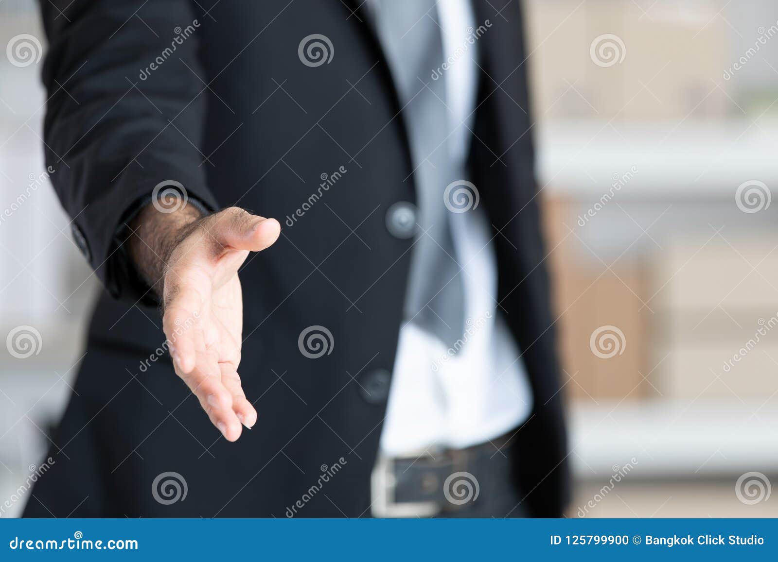 Крепись белый. Рукопожатие открытой ладонью. Клоун пожимает руку бизнесмену. Равенство руки. Фото сверху мужчина в костюме раскрыл ладонь.