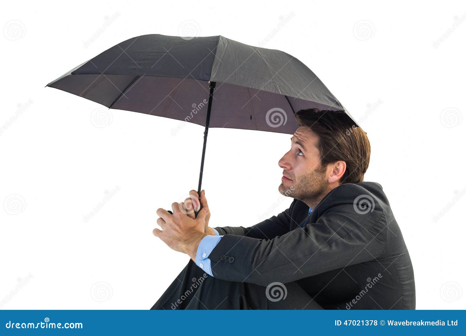 Зонтик сидит. Человек сидит с зонтом. Человек с зонтом боком. Человек держит зонт. Зонт боком.