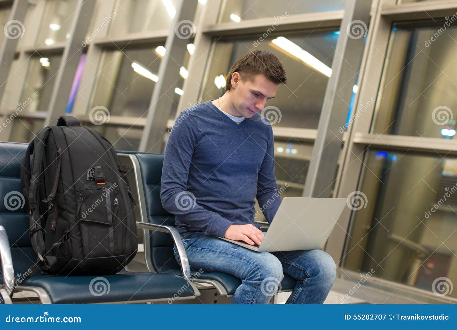 Пребывать за границей. Бизнесмен в аэропорту. Мужчина в аэропорту. Мужчина сидит в аэропорту. Люди сидят в аэропорту.