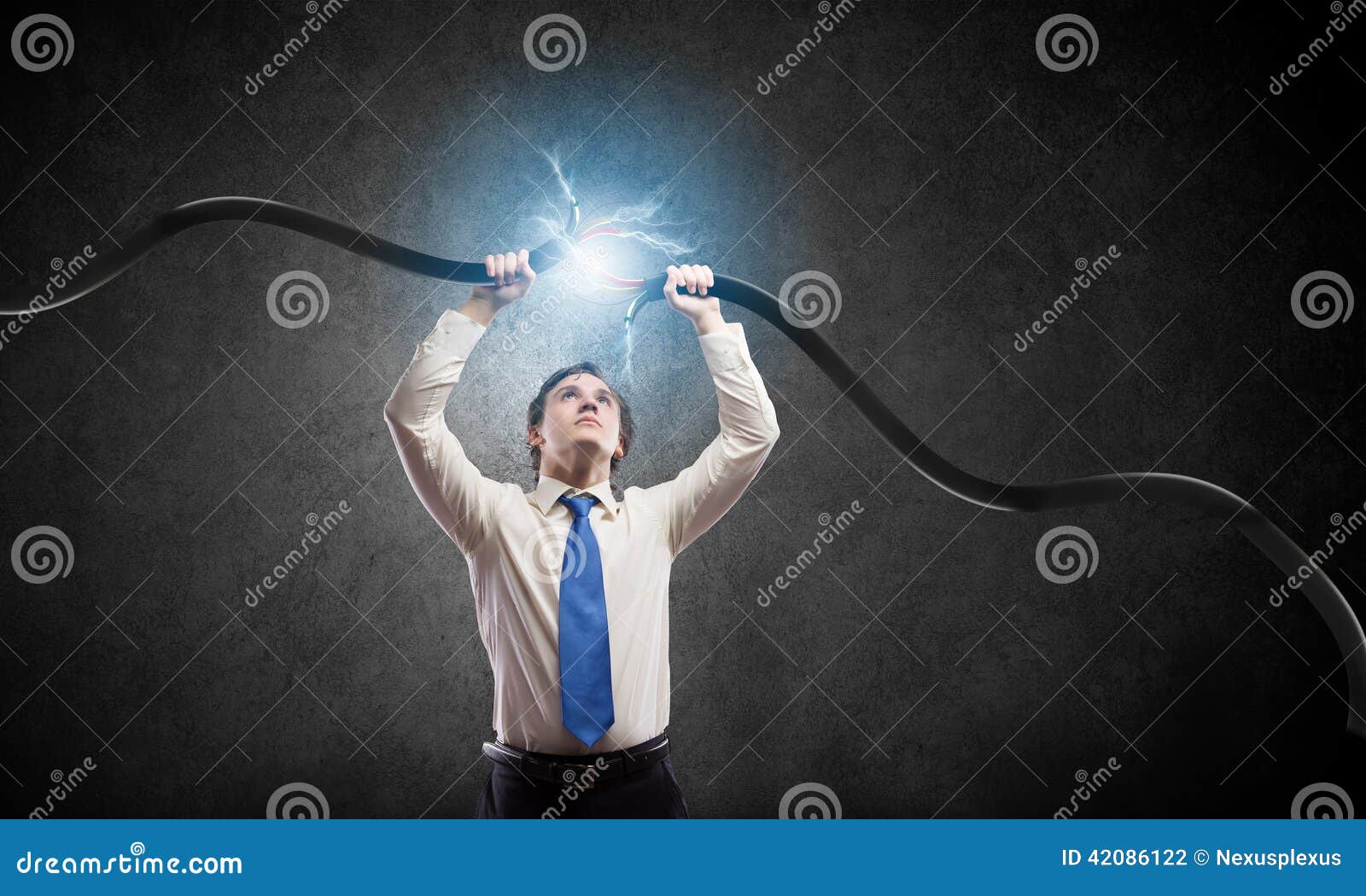 Разрыв сети. Провод в руке. Мужчина с проводом в руке. Разрыв провода. Разорванные провода.
