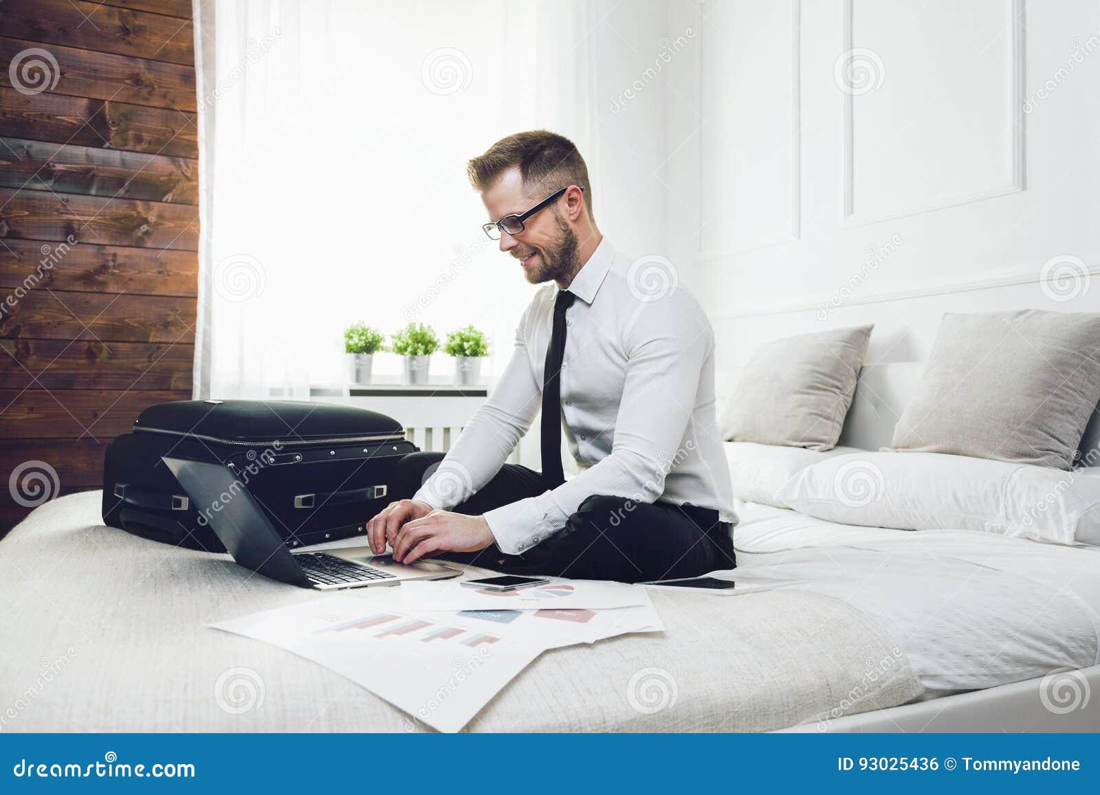 Где можно поработать с ноутбуком в москве. Мужчина на кровати с ноутбуком. Бизнесмен на кровати в отеле. Парень сидит на кровати с ноутбуком. Бизнесмен с ноутбуком.