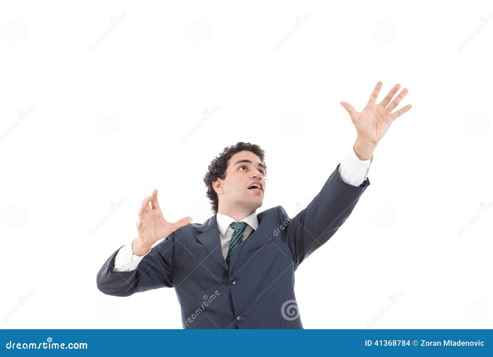 Девушка радуется. Человек тянется вверх. Парень поднял руки вверх. Руки к небу. Человек тянется вверх.