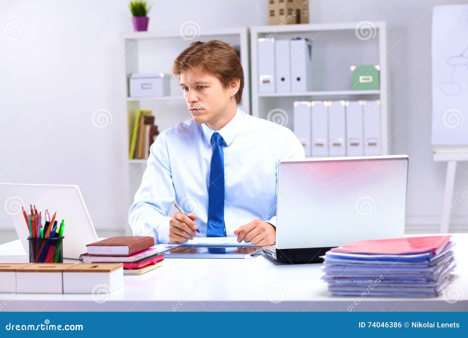 Сотрудник совсем. Мужчина сидит в офисе. Женщина сидит в офисе. Кадровик блоггер фото. Кадролик блоггер фото.