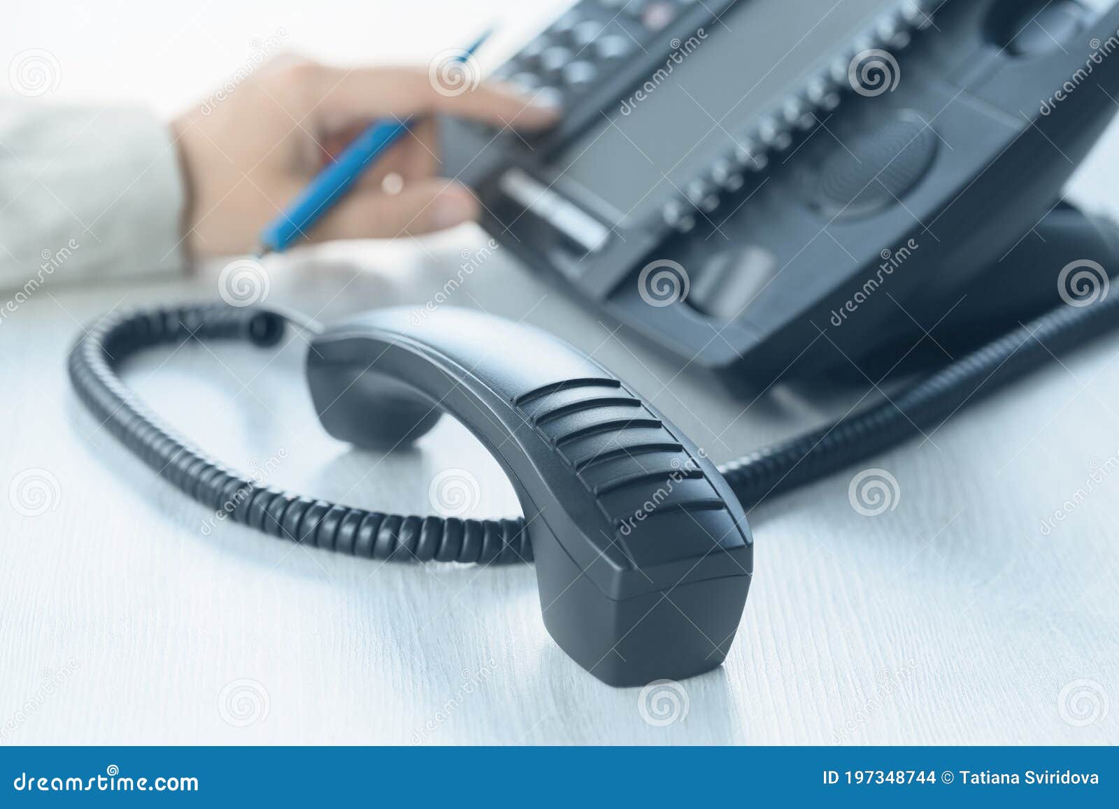 Бизнес. Телефон Voip в конце управления вверх Стоковое Фото - изображение  насчитывающей консультант, консультации: 197348744
