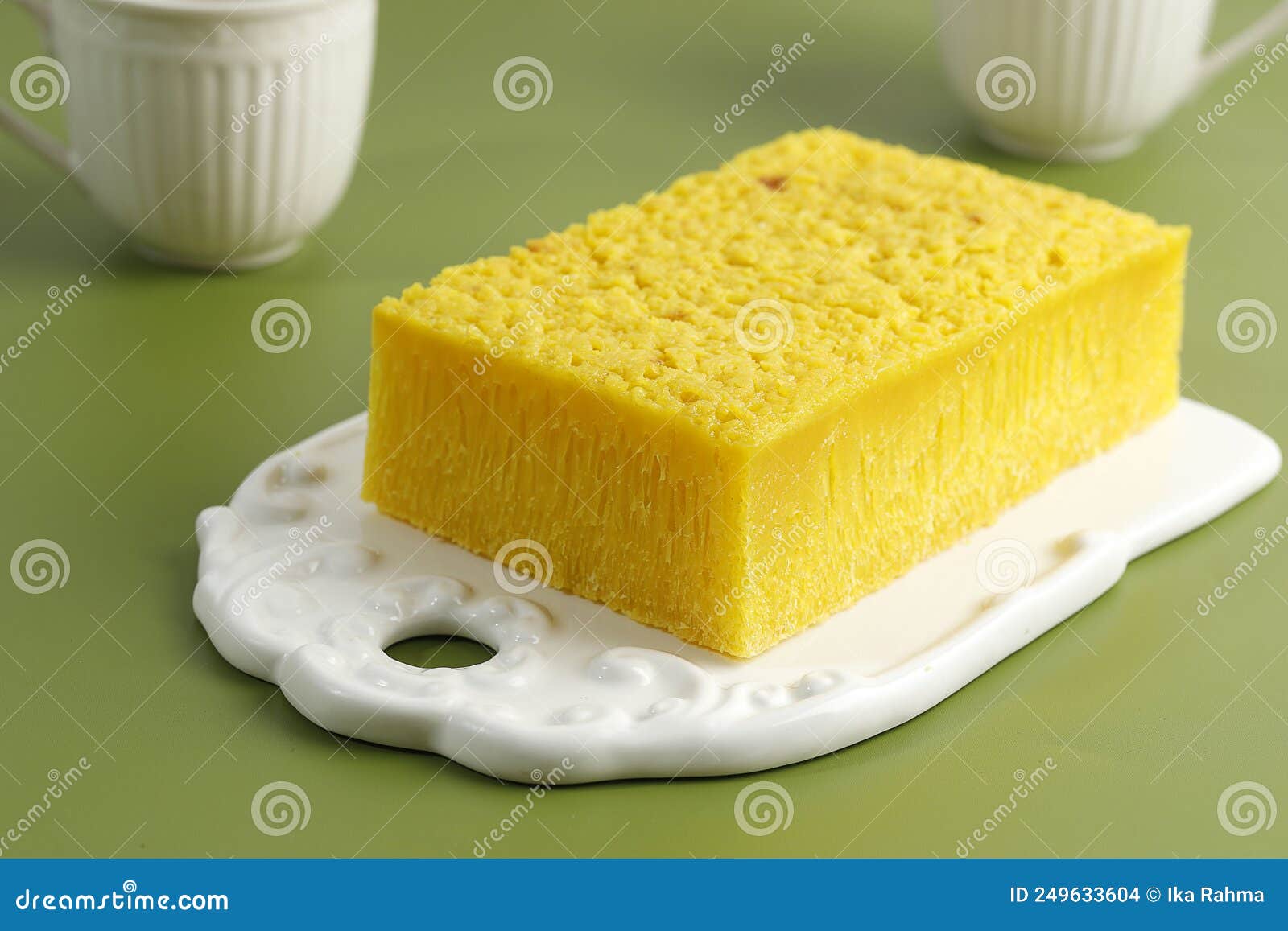 бика амбон желтый медовый пирог желтого цвета, популярный из меданскойиндонии. желтый цвет получен из турмерики Стоковое Фото - изображениенасчитывающей печенье, бульвара: 249633604