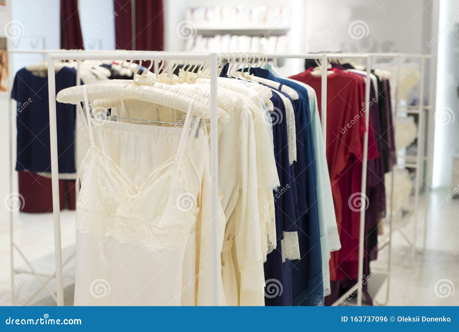 Магазин Женской Одежды Вешалка