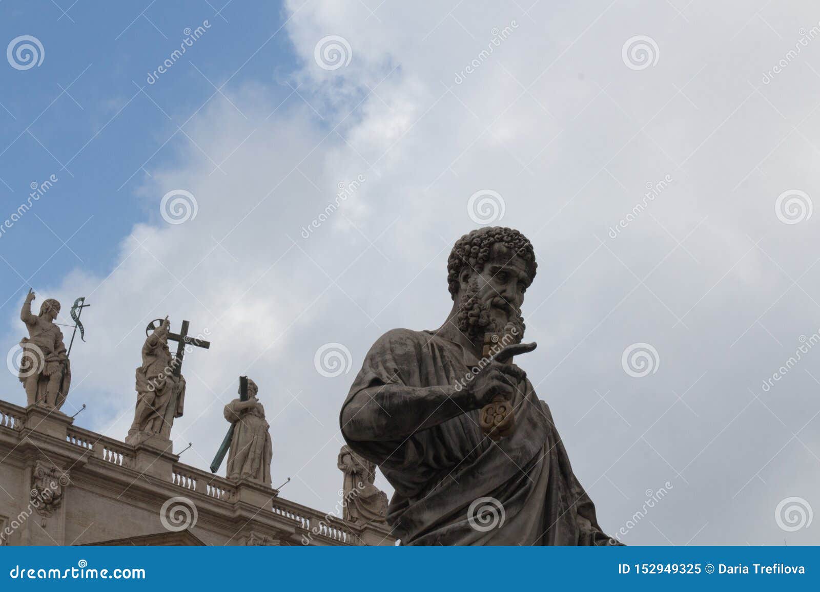 Апостол петра молния. Молния попала в статую апостола Петра в Риме. Статуя апостола Петра молния.