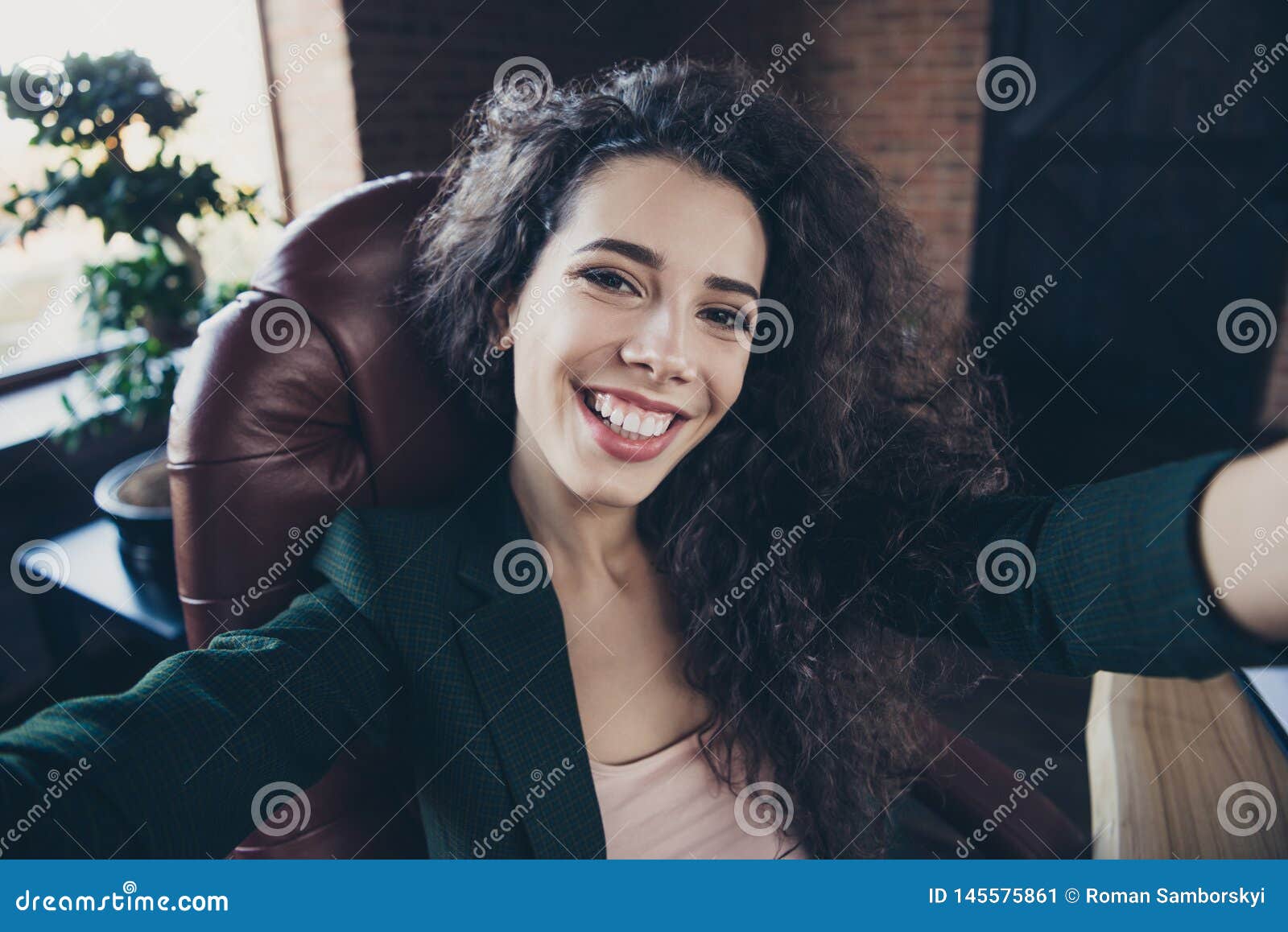 Blizkoe Podnimayushee Vverh Foto Milogo Elegantnogo Rukovoditelya Predprinimatelya S Dlinnym Kurchavym Stilem Prichesok Volnistyh Volos Stokovoe Izobrazhenie Izobrazhenie Naschityvayushej Prichesok Volos 145575861