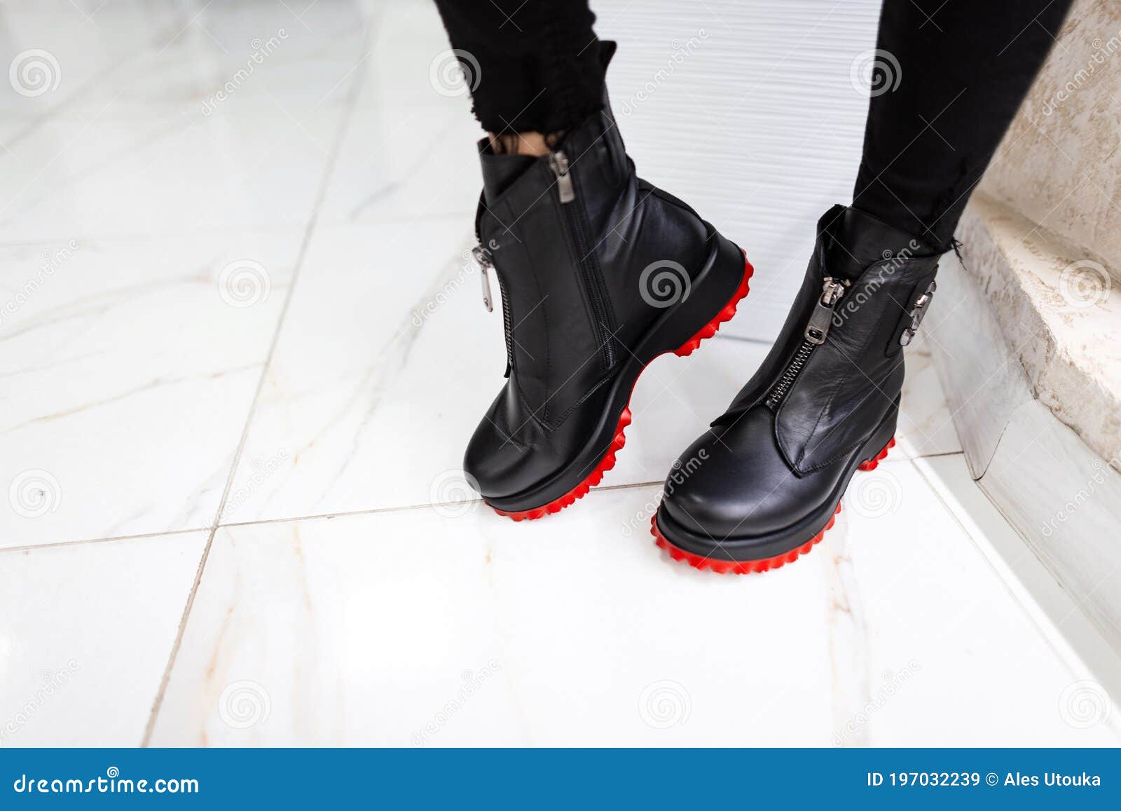 Близко от ног женщин в черных джинсах модных в кожаных черных ботинках скрасными подошвами стильные. Модная женщина стоит на a Стоковое Изображение- изображение насчитывающей фасонировано, ноги: 197032239