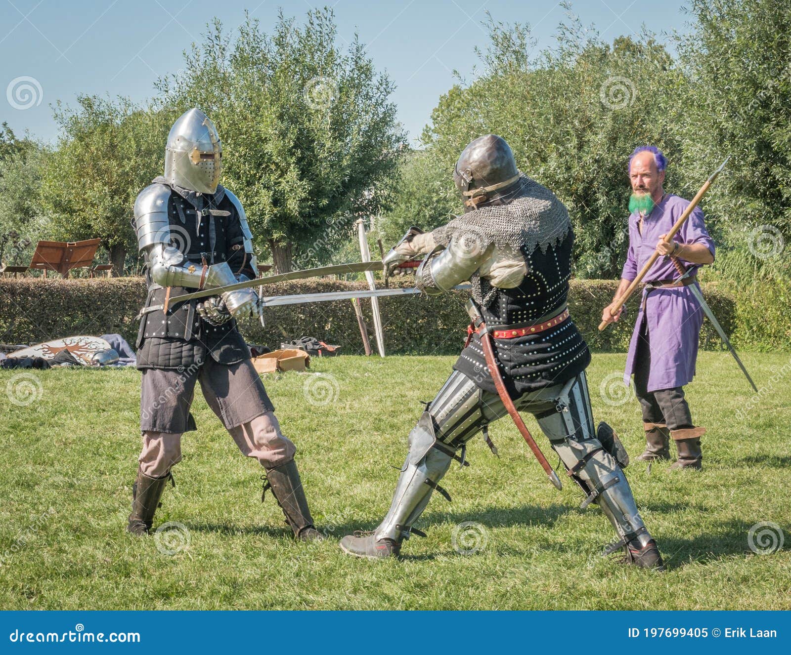 Близко от средневекового бою на мечах Редакционное Изображение - изображение насчитывающей ведущего, европейско: 197699405