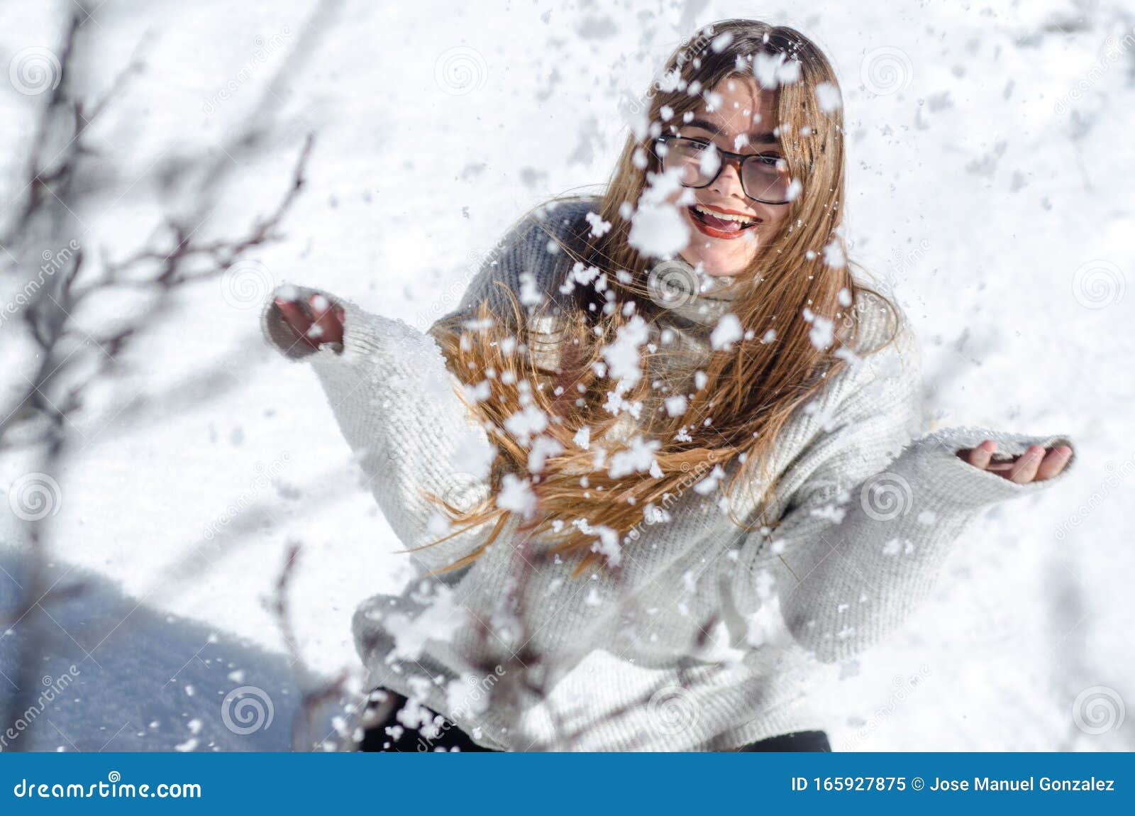 Блондинка в очках играет со снежинками Стоковое Изображение - изображение насчитывающей утеха, климат: 165927875