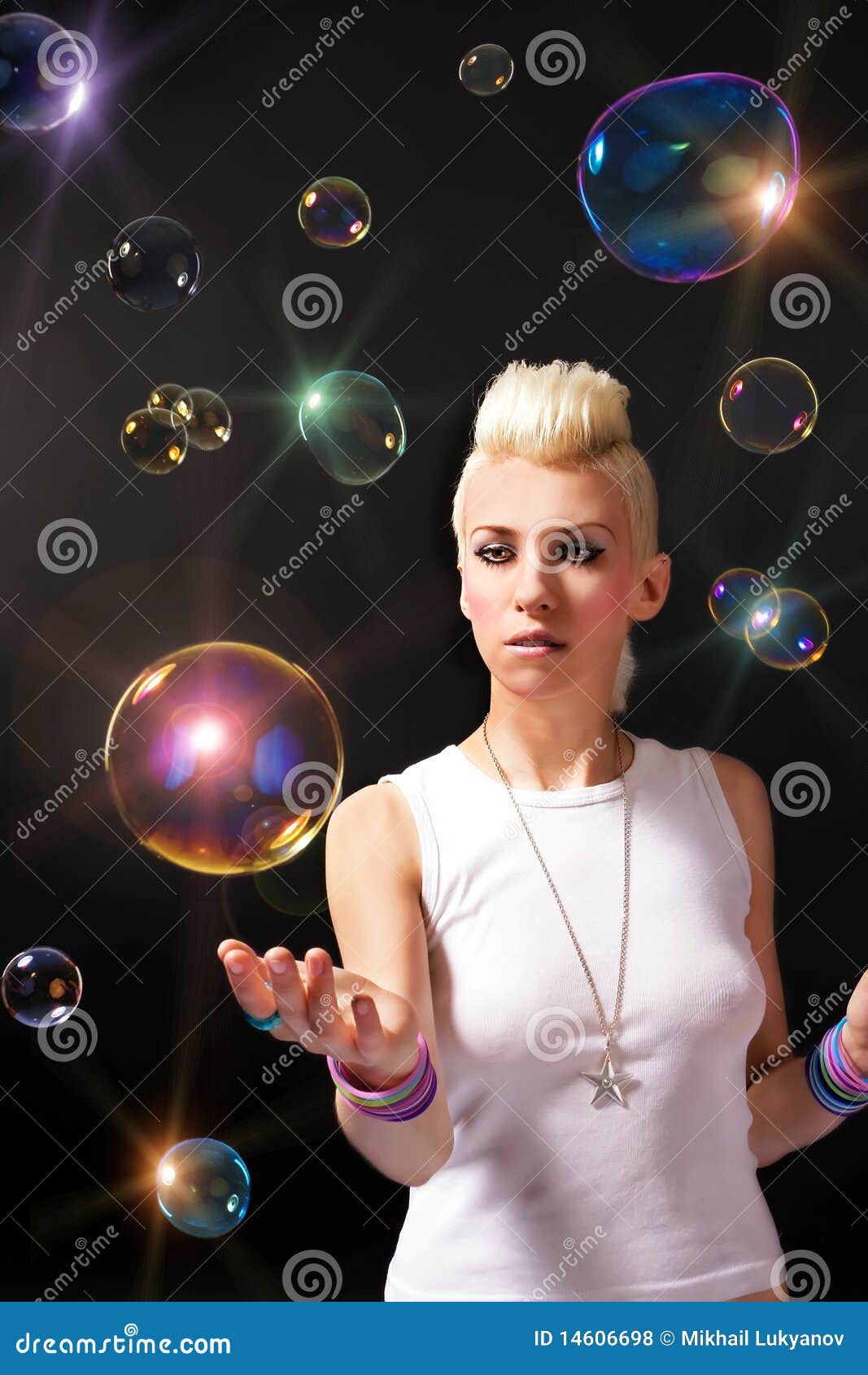 Bubble blonde. Блондинка с мыльными пузырями. Девушка с мыльными пузырями. Блондинка пузыри картинки.