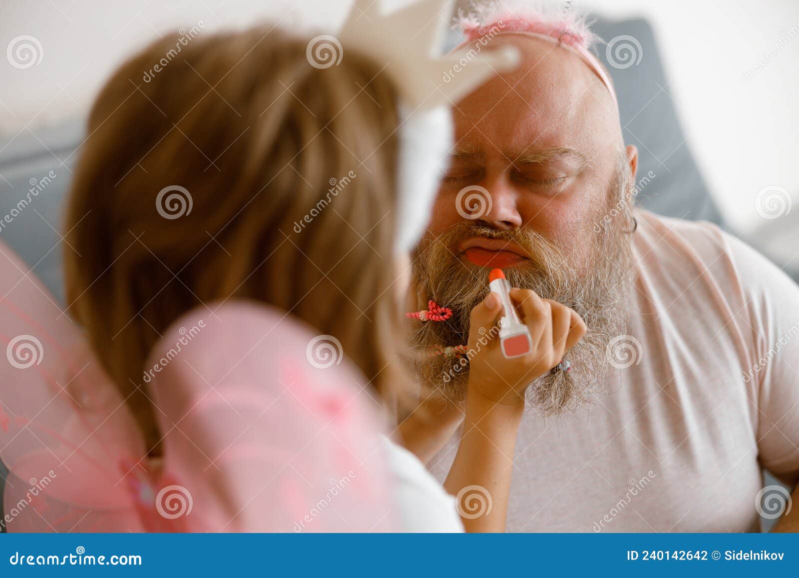 Блондинка наклеивает губы на рот отца, сидящего на диване дома Стоковое Фото - изображение насчитывающей развитие, костюм: 240142642