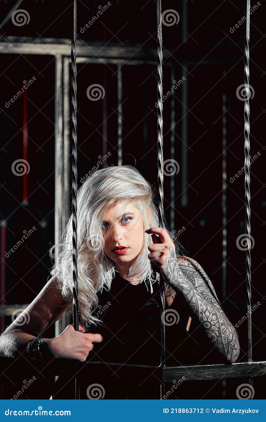 блондинка с татуировкой в железной клетке Bdsm игры. Стоковое Фото -  изображение насчитывающей щеткой, ванта: 218863712