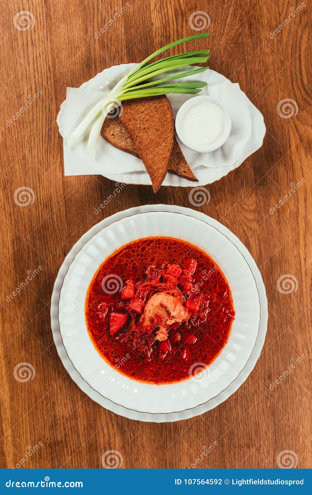 Борщ в тарелке