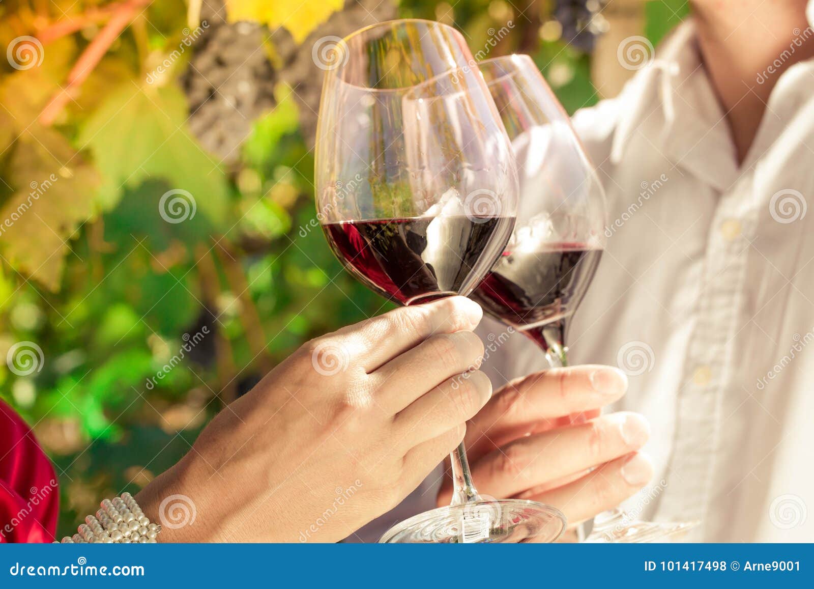 Чистый звон бокалов и родные. Пара с бокалами вина. Чокаться бокалами вина Грузия. Чокаются бокалами на природе. Чокаются бокалами фото.