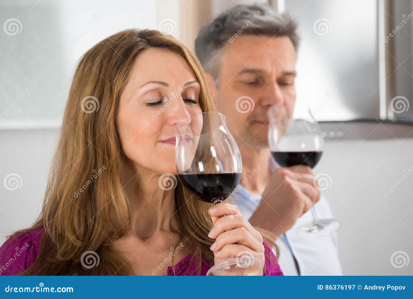 Муж вине. Пара дегустация вина. Мужчина и женщина дегустируют вино. Дегустатор вина. Девушка дегустирует вино.