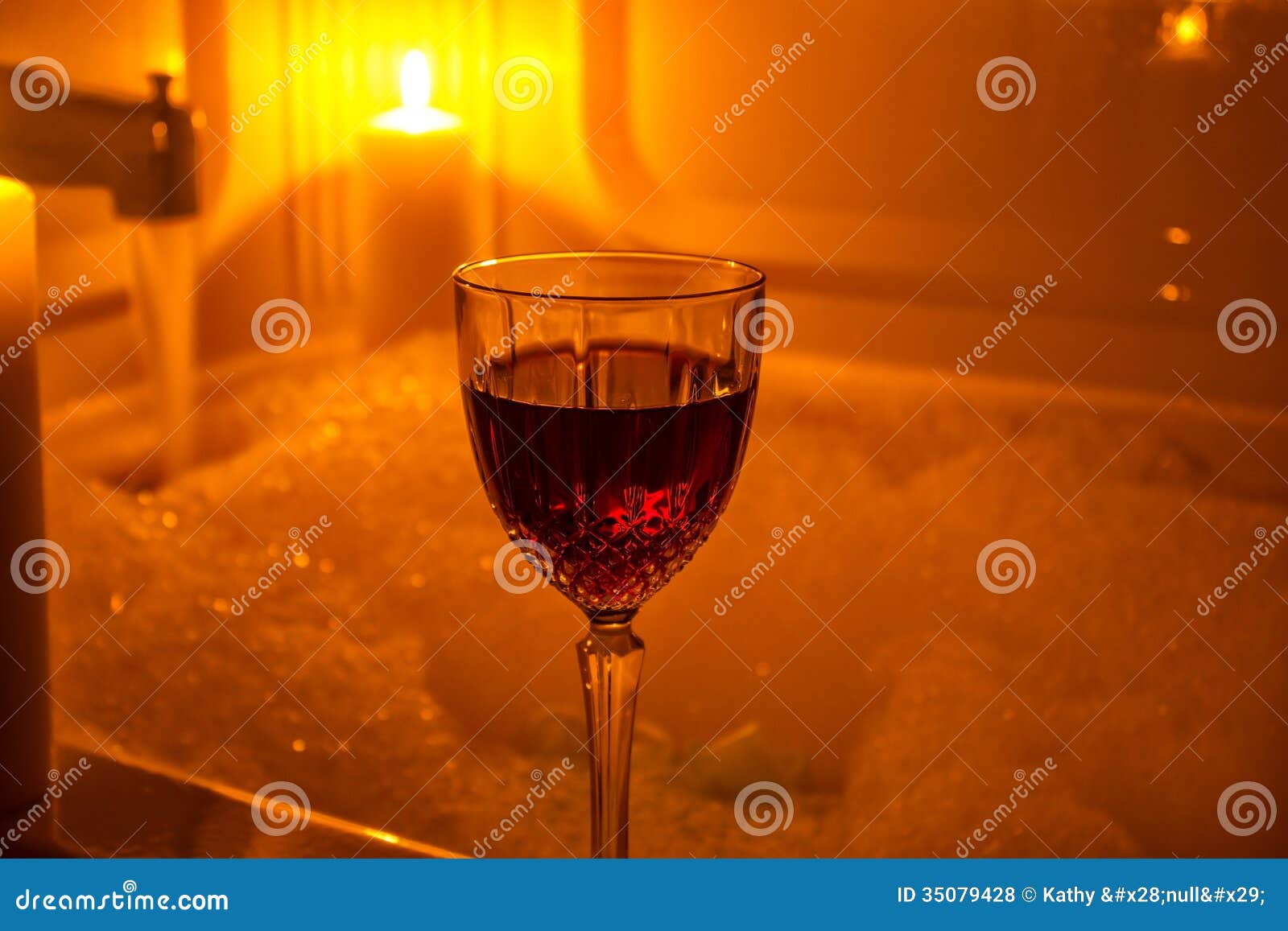 Ванна бокал вина. Ванна свечи вино. Ванна с пеной и свечами вином. Ванная пена свечи вино. Красное вино ванна свечи.