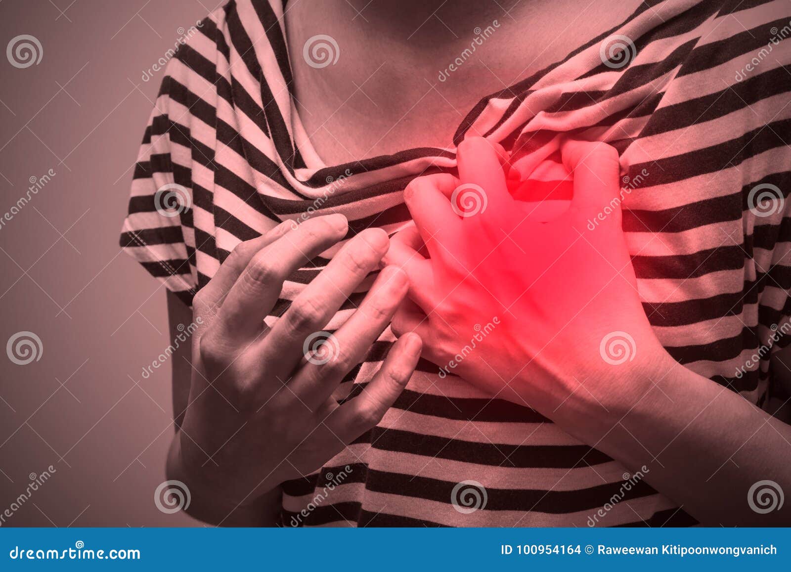 Больная женщина при строгая сердечная боль, страдая от боли в груди  Стоковое Фото - изображение насчитывающей отжимать, люди: 100954164