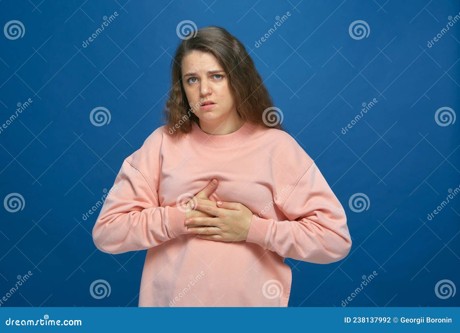 больная 20-летняя девочка, у которой болит грудь, боль в сердце или боль в  груди Стоковое Фото - изображение насчитывающей касатьться, девушка:  238137992
