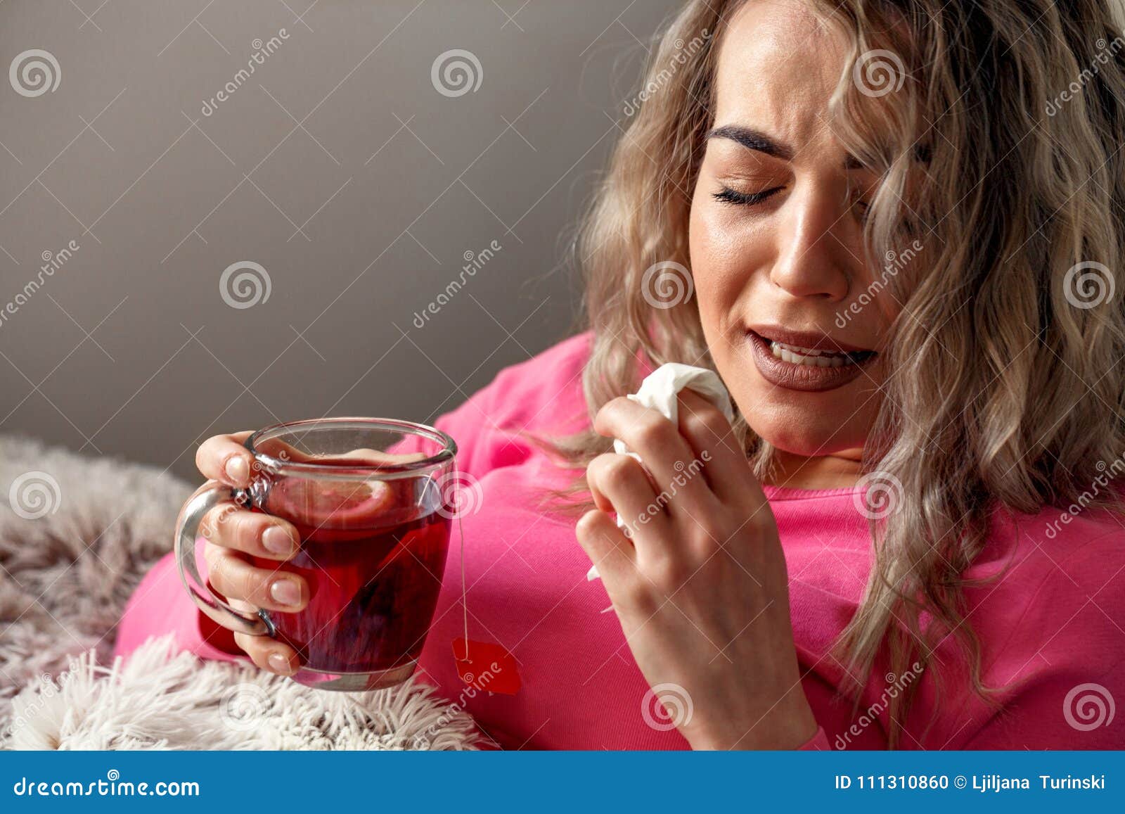 При температуре пьют горячий чай. Фото женщина заболела. Болеющая женщина картинки. Фото девушки с температурой домашних условиях.