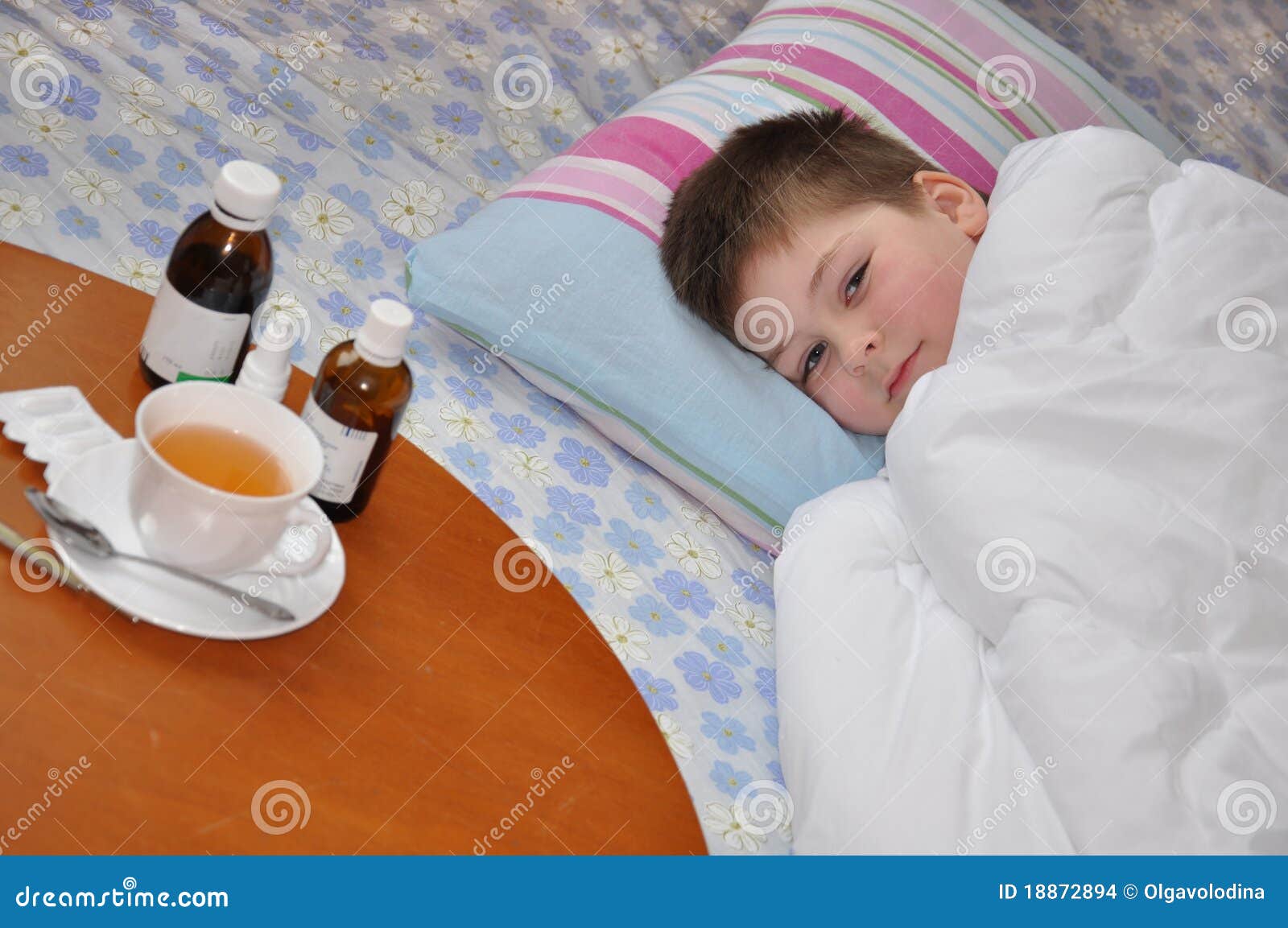 1 мальчик заболел. Больной ребенок в кровати. Постельный режим у детей. Ребенок в постели болеет. Лежу с температурой.
