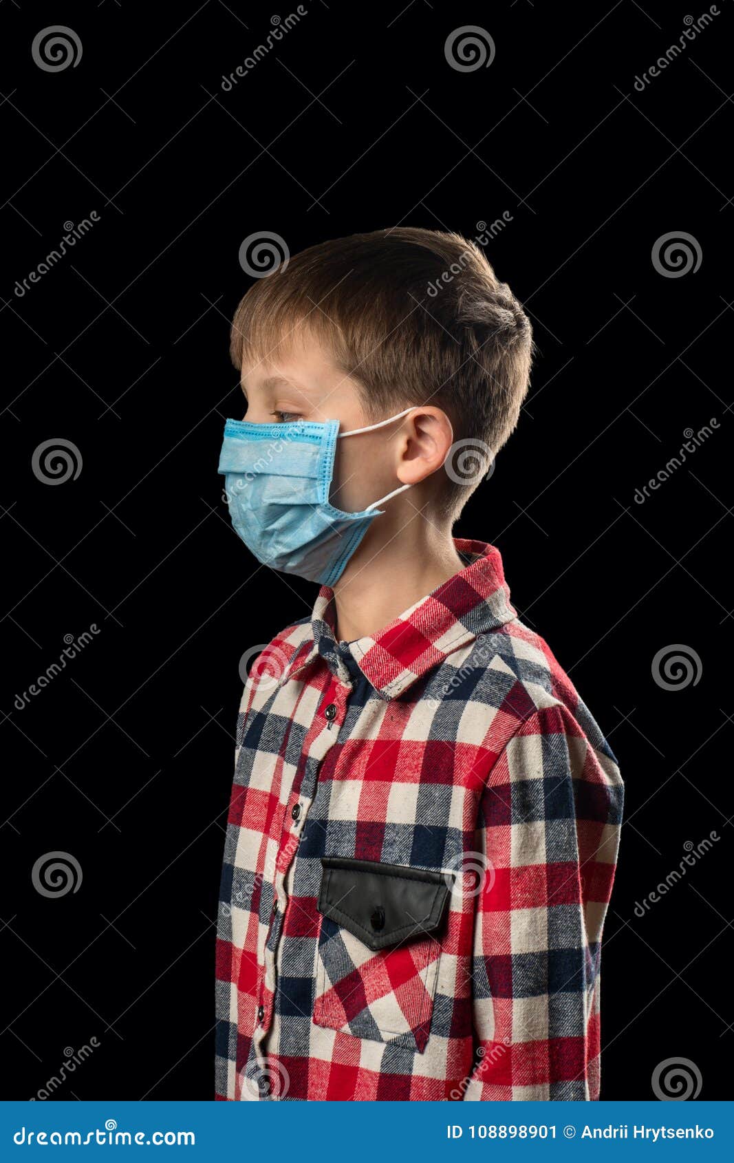 Маску про мальчика. Мальчик в медицинской маске. Мальчик в маске и перчатках. Мальчик в медицинской маске грусть. Мальчик болеет в маске.