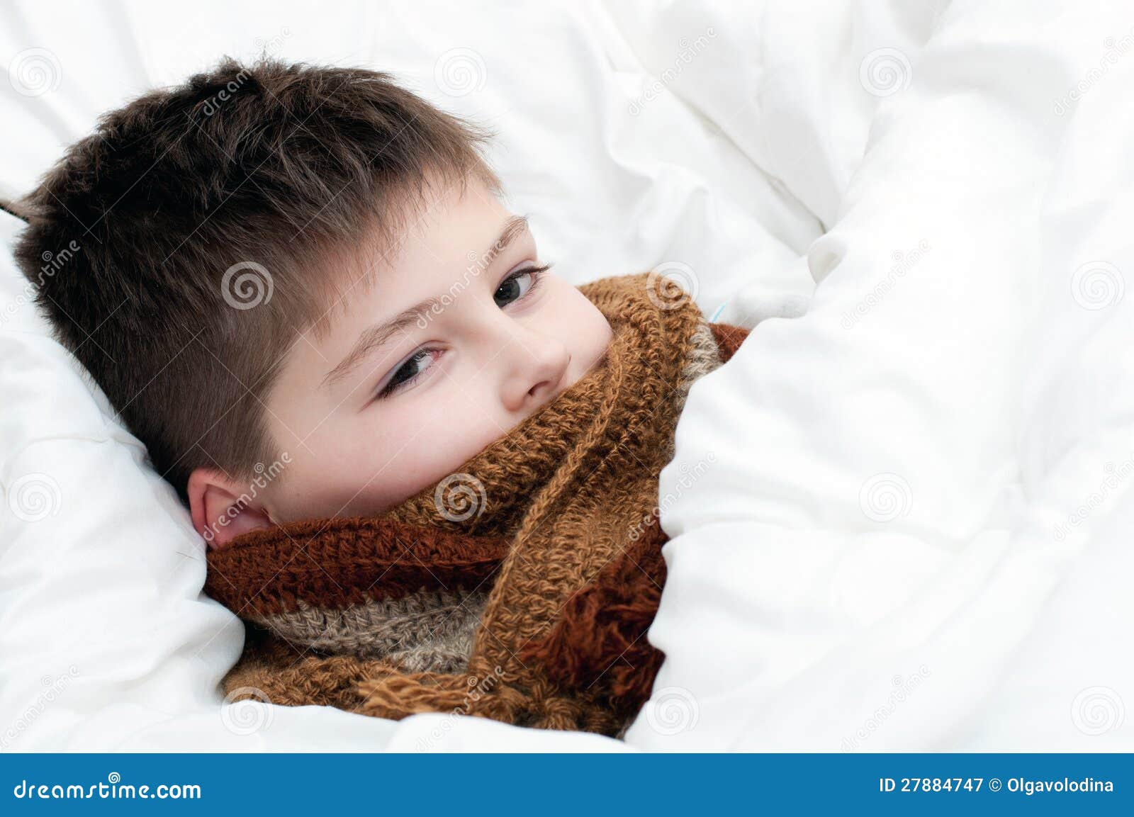 1 мальчик заболел. Мальчик болеет. Мальчик с больным горлом. Мальчик в кровати с больным горлом. Мальчик лежит на кровати.
