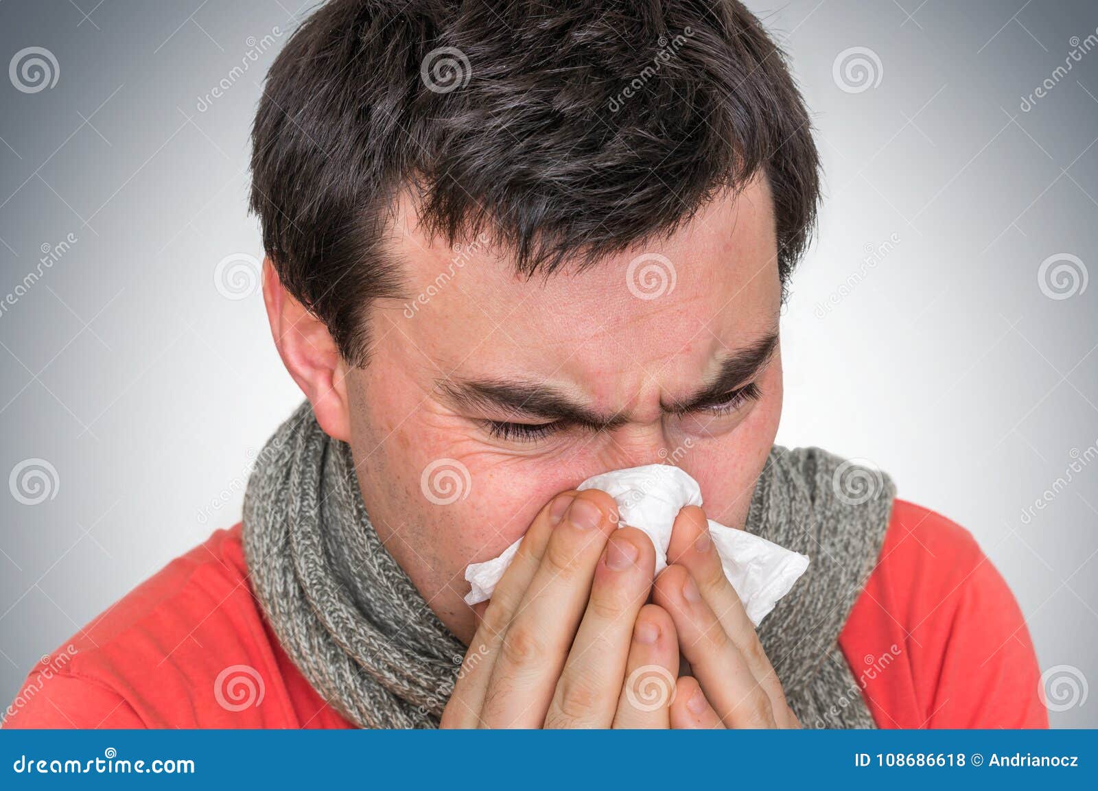 насморк. чихание в салфетку. фото человека болеющий вирусами. человек с насморком. боль женщины сине желтая.