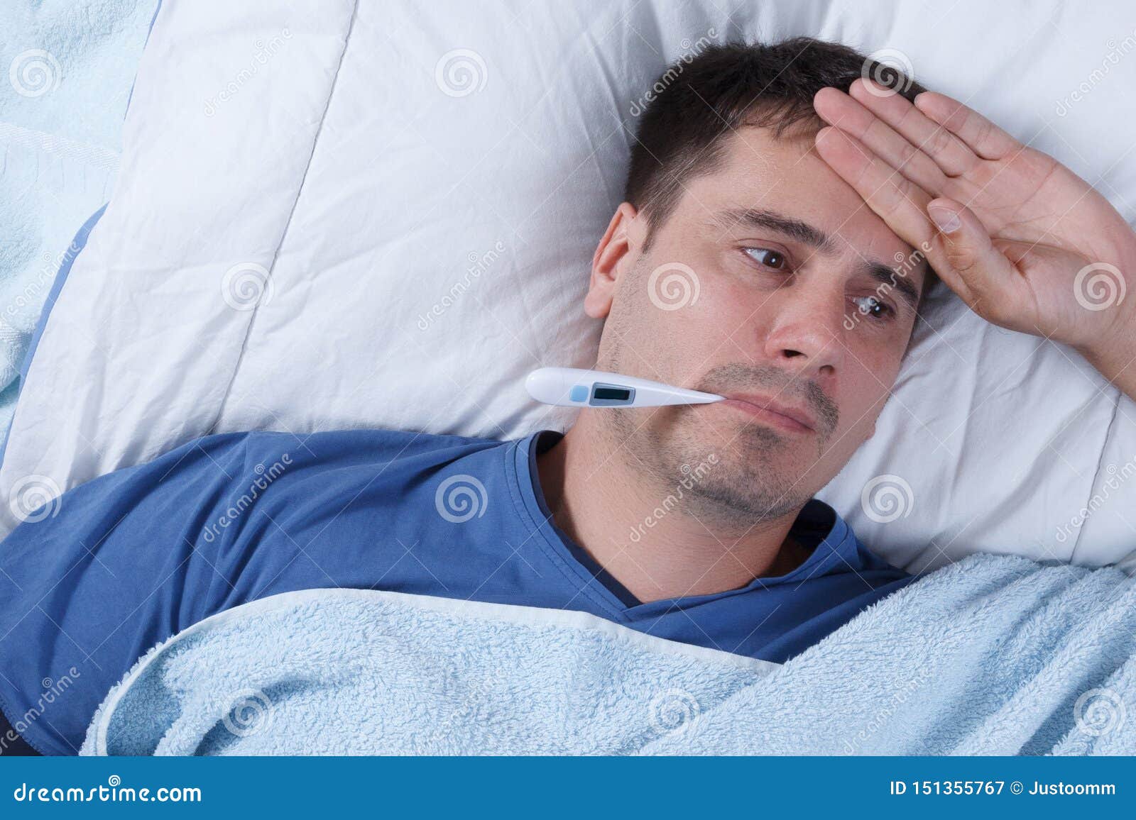 Термометрия в полости рта. Be he c n. Градусник во рту. Человек с градусником. Ротовой градусник.