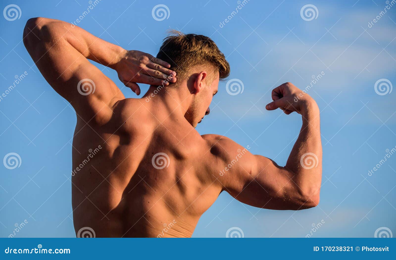 Большие мышцы растут. Мышцы роста общей массовая. На фоне неба туловища мышц грудной клетки человека- голый. Спортсмен человека му Стоковое Изображение - изображение насчитывающей сильно, представлять: 170238321