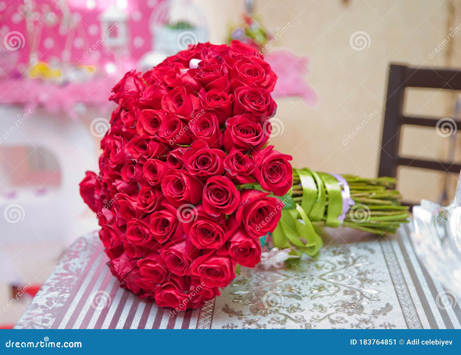 Большой букет цветов, 100 больших красных роз на столе . Букет цветовцветов 100 красных роз Стоковое Изображение - изображение насчитывающейсвеже, завод: 183764851