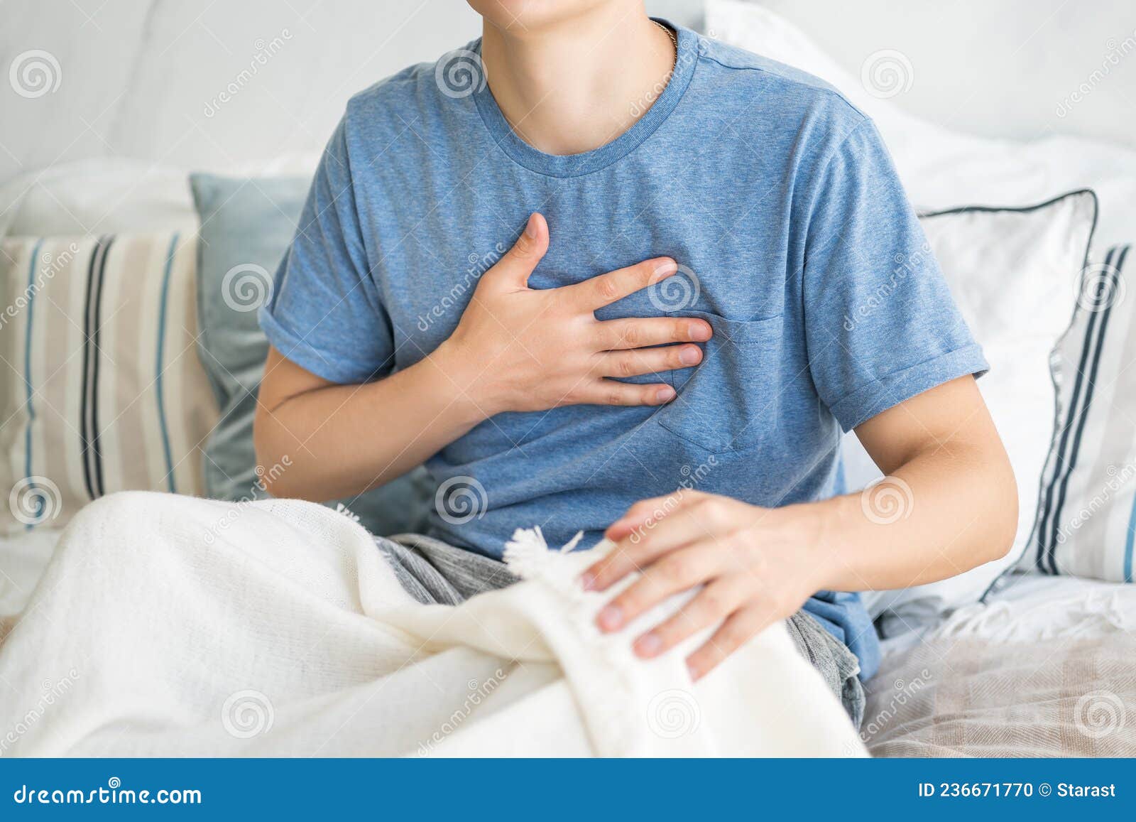 боль в груди и кашель у мужчины с лёгкой болью дома в постели Стоковое Фото  - изображение насчитывающей заболевание, мустанга: 236671770