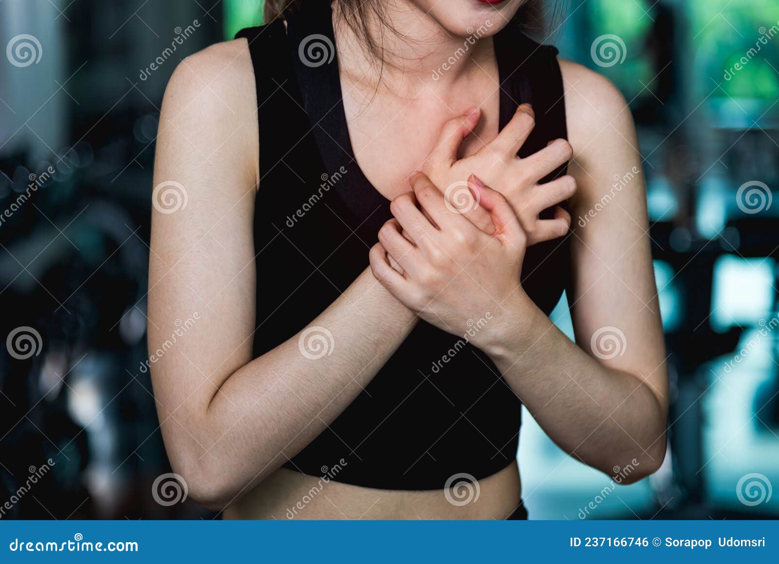 боль в груди у женщины после тренировки Стоковое Фото - изображение  насчитывающей девушка, люди: 237166746