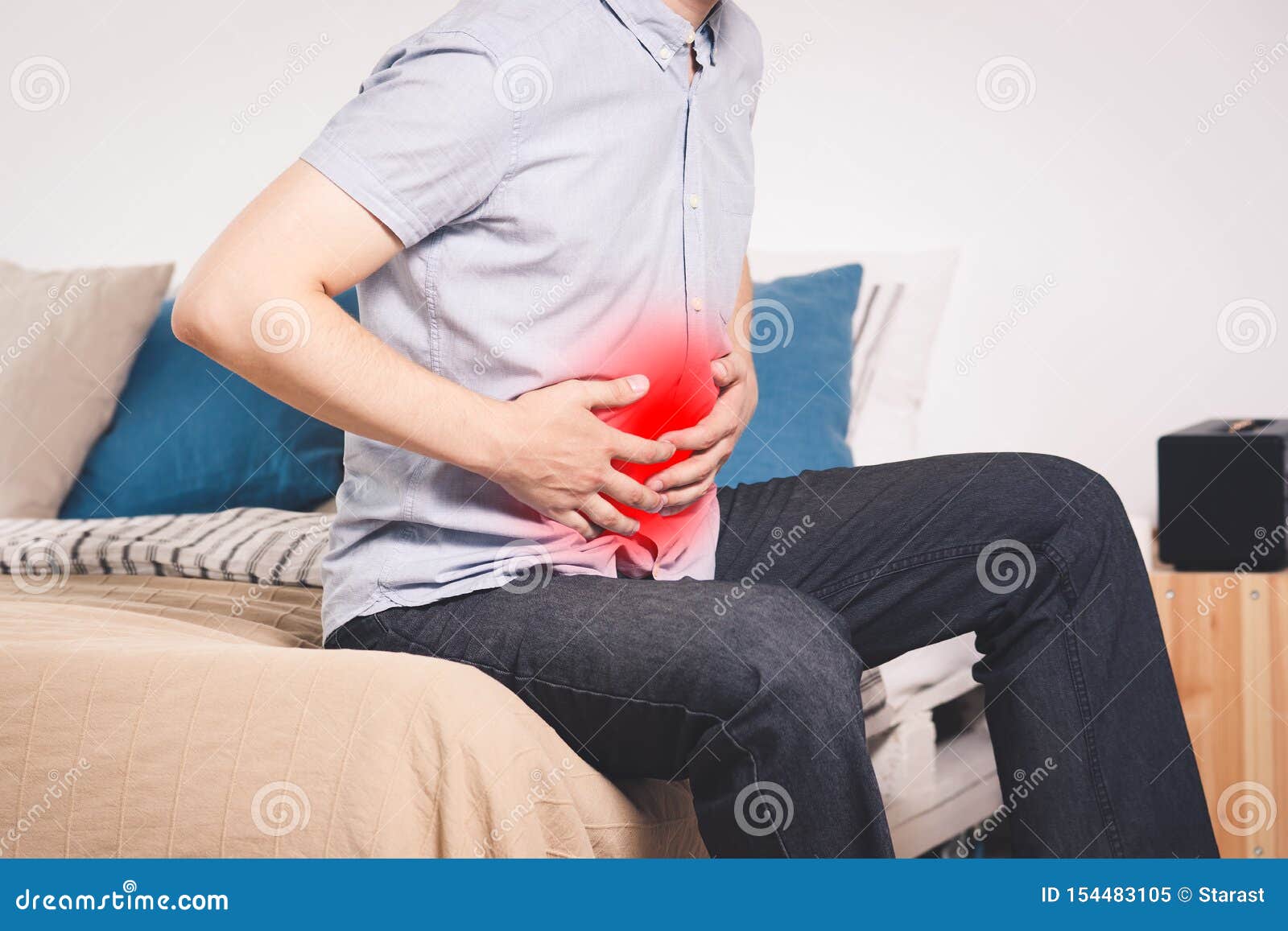 болит живот у мужчины. недомогания в животе. боли в животе. девушка болит живот лежит. больной живот.