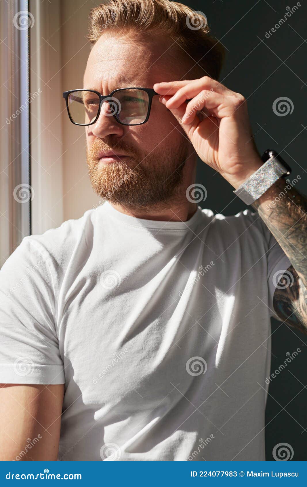 бородатый мужчина в очках смотрит в окно Стоковое Изображение - изображение насчитывающей тип, фасоли: 224077983